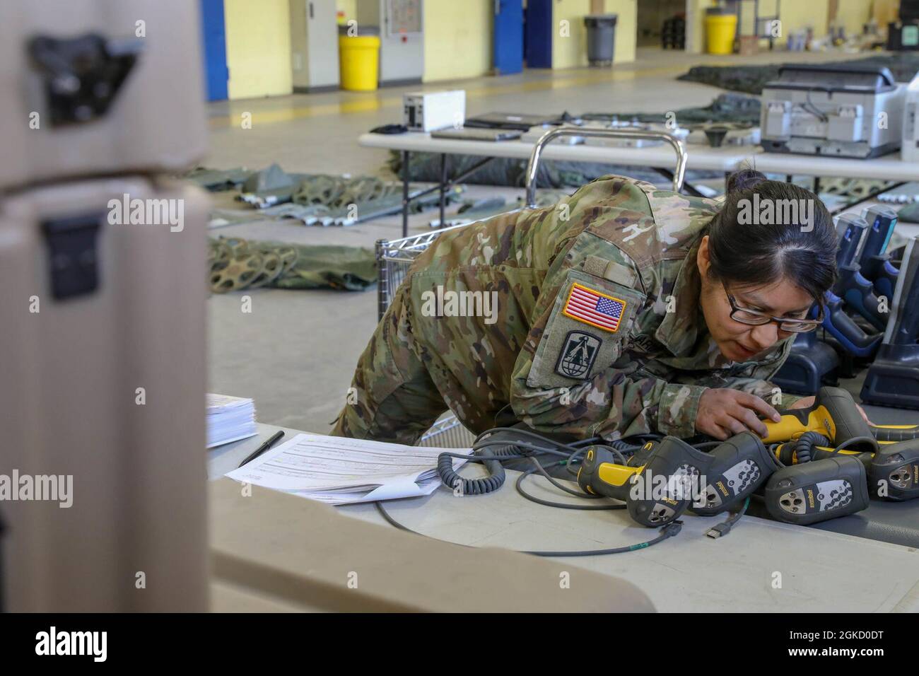 Personale Sgt. Maria Leonardo dal 5° Battaglione, 7° reggimento di artiglieria Air Defense, 10° comando militare Air and Missile Defense ispeziona gli scanner per il prossimo cambio di comando. L'unità ha vinto il Supply Excellence Award 2020 dell'Esercito degli Stati Uniti d'Europa. Foto Stock