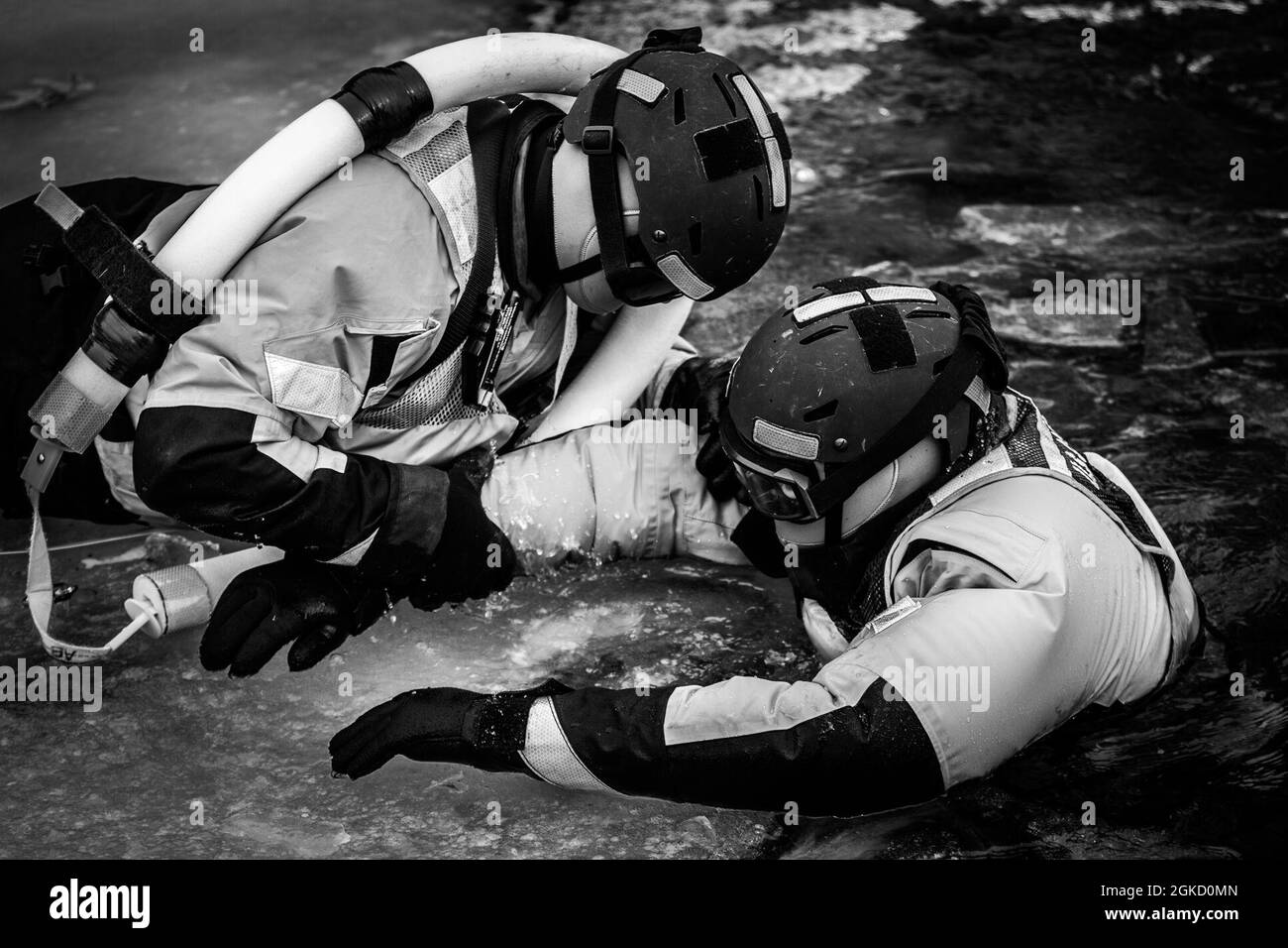 I membri della Guardia Costiera conducono l'addestramento di salvataggio del ghiaccio con un sopravvissuto simulato nell'acqua alla stazione della Guardia Costiera degli Stati Uniti Alexandria Bay, New York, 16 marzo 2021. La stazione della Guardia Costiera fornisce forze dell'ordine, ricerca e salvataggio, nonché addestramento in tutte le aree circostanti fino al confine tra Stati Uniti e Canada. Foto Stock