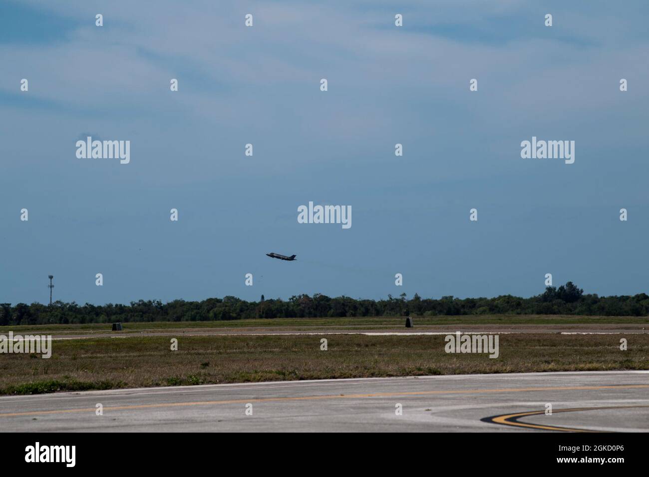 Un F-35 Lightning II velivolo assegnato alla 2a Ala Marine Aircraft, decollo , 16 marzo 2021, alla base dell'aeronautica di MacDill, Fl. il Lockheed Martin F-35 Lightning II è un velivolo multirole stealth che è capace sia di superiorità aerea che di missioni di sciopero. Foto Stock
