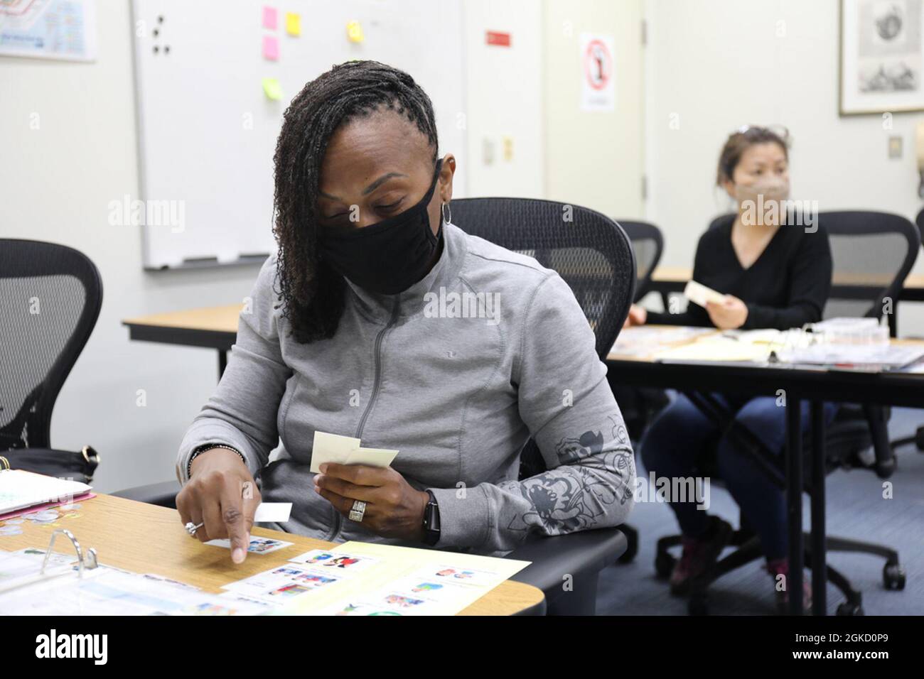 Sylvia Denson, partecipante alla classe “Head Start” di Camp Zama, esamina i fatti sulle maniere e l'etichetta giapponesi nel marzo 16 presso il Camp Zama Education Center. Il programma Head Start è andato in stato di sospensione nella primavera del 2020 a causa della pandemia COVID-19, prima di riprendere nel luglio di quell'anno solo per sponsor soldato e civili. La classe di febbraio ha segnato la restituzione del programma specifico per il coniuge, con l'adozione di misure volte a rispettare le norme relative alle dimensioni del gruppo e alle disposizioni in materia di distanziamento sociale. Foto Stock