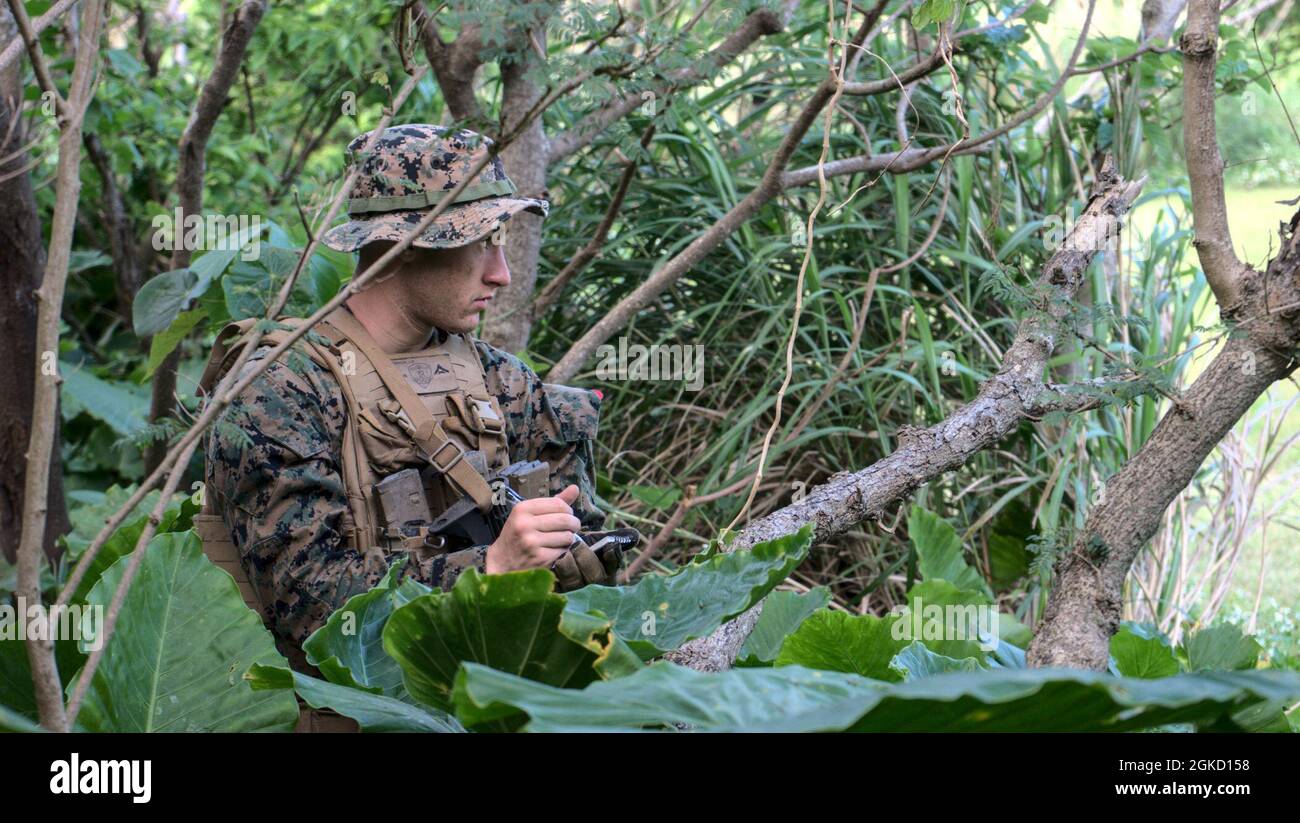 Marines with 3d Battaglione, 3d Marines Survey SEA targets for mortar and missile Fires during Exercise Cast Away il 16 marzo 2021 vicino Okinawa, Giappone. Castaway 21.1 ha dimostrato la capacità del corpo Marino di integrarsi con l'esercito, la Marina, l'Aeronautica militare, la forza spaziale e le forze alleate per cogliere e difendere i principali terreni marittimi, fornire un supporto a bassa firma ed eseguire incendi di precisione a lungo raggio a supporto delle operazioni navali da una base avanzata e conveniente. 3/3 fa parte della 3d Marine Division, dispiegata in avanti nell'Indo-Pacific. Foto Stock