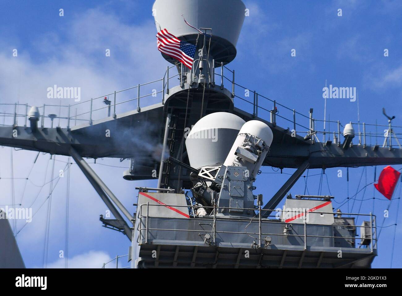 210317-N-UM706-1114 MARE DELLE FILIPPINE (17 marzo 2021) la nave di sbarco del bacino anfibio USS Ashland (LSD 48) spara il sistema di armi vicino MK 15. Ashland è temporaneamente assegnata alla Task Force 71/Destroyer Squadron (DESRON) 15, il più grande DESRON dispiegato in avanti della Marina e la principale forza di superficie della 7a flotta statunitense. Foto Stock