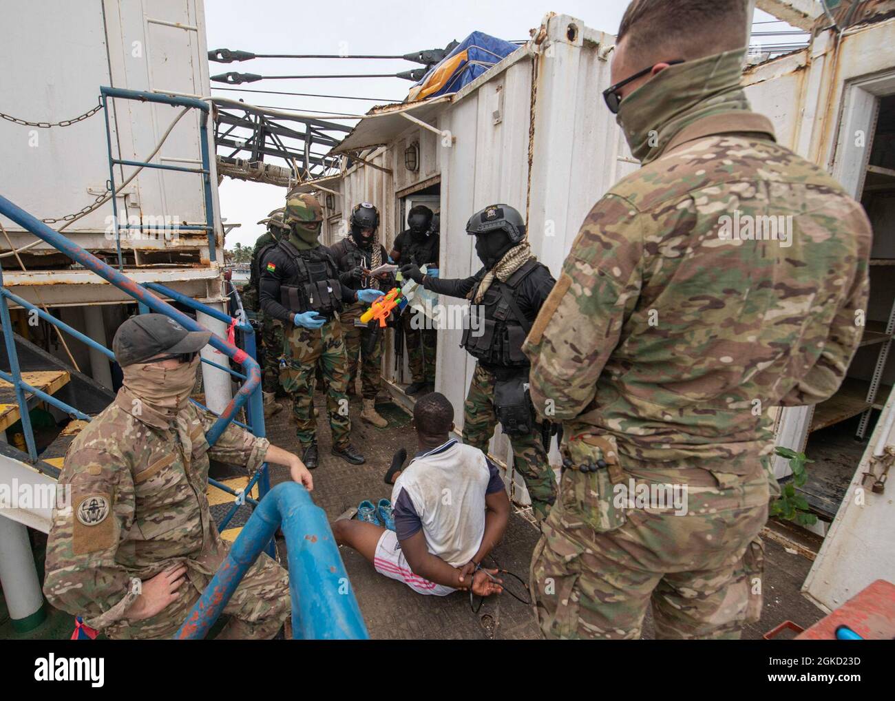 210317-N-TI693-1308 NUTEKPO, Ghana (17 marzo 2021) i membri delle forze speciali polacche, danesi e olandesi osservano che la squadra delle forze speciali del Ghana svolge un'attività di imbarco come parte dell'Obangame Express 2021, 17 marzo 2021. Obangame Express, condotto dalle forze Navali degli Stati Uniti Africa, è un esercizio marittimo in mare progettato per migliorare la cooperazione tra le nazioni partecipanti al fine di aumentare la sicurezza e la sicurezza marittima nelle regioni costiere del Golfo di Guinea e dell'Africa occidentale. Foto Stock