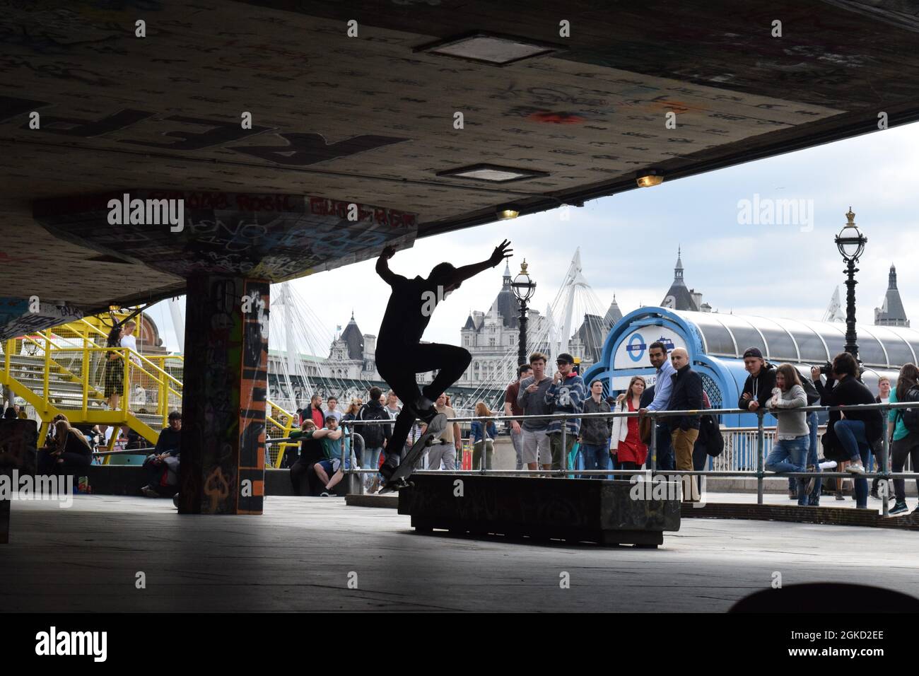 Skateboarder Skateboarding al South Bank Center di Londra con grande folla di osservazione Foto Stock