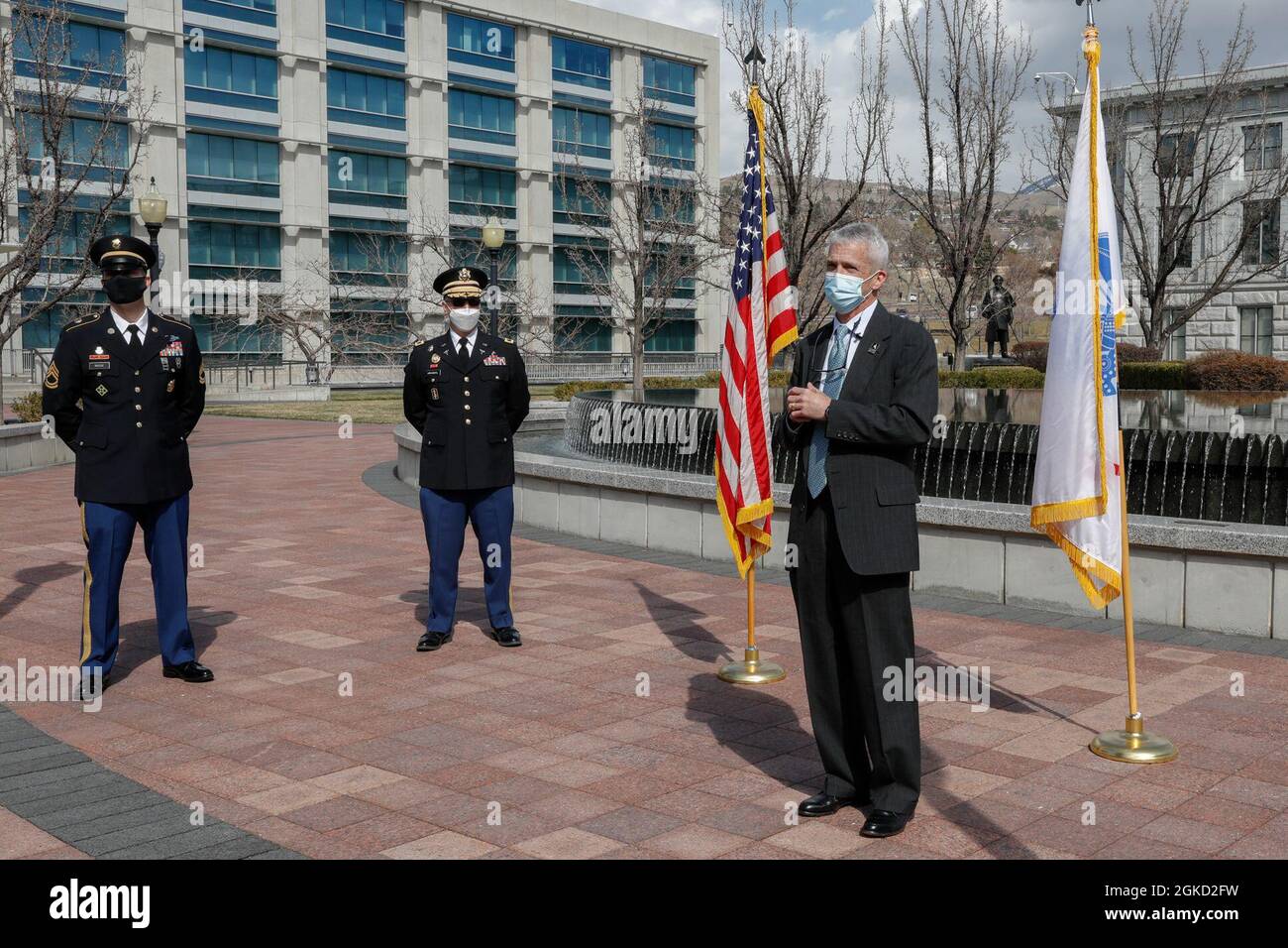 Il Dr. John Mitchell ha tenuto un discorso alla sua famiglia e ai suoi colleghi ringraziandoli per il sostegno alla sua decisione di aderire alla Army Reserve il 17 marzo 2021 a Salt Lake City, Utah. Foto Stock