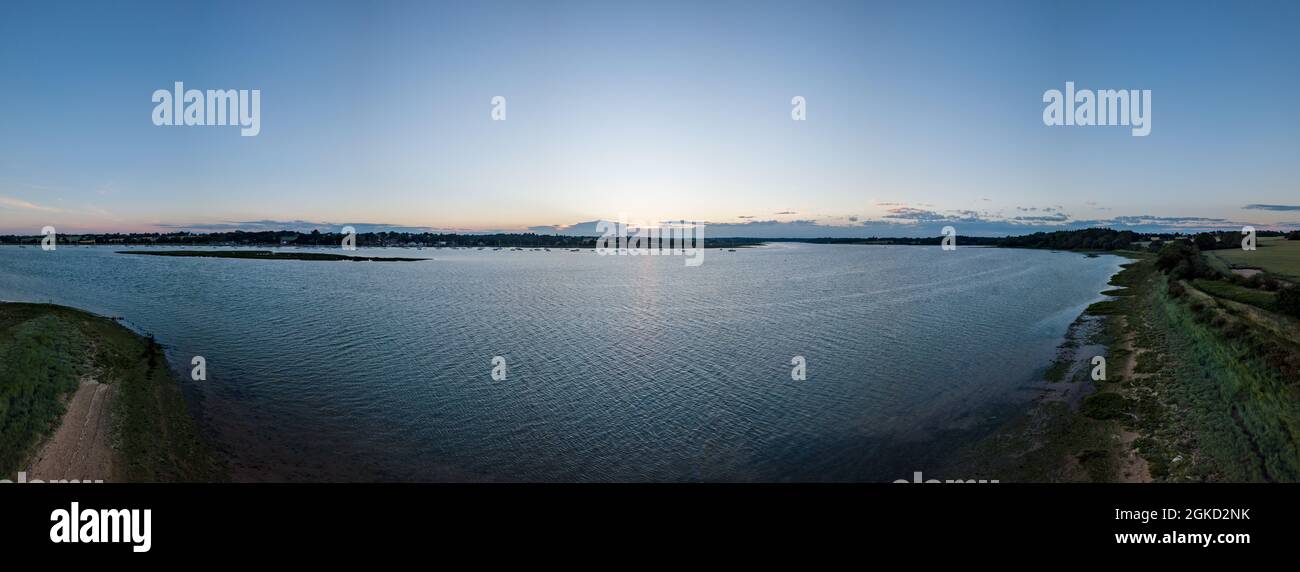 Panoramica aerea di un tramonto sul fiume Deben a Suffolk nel Regno Unito Foto Stock