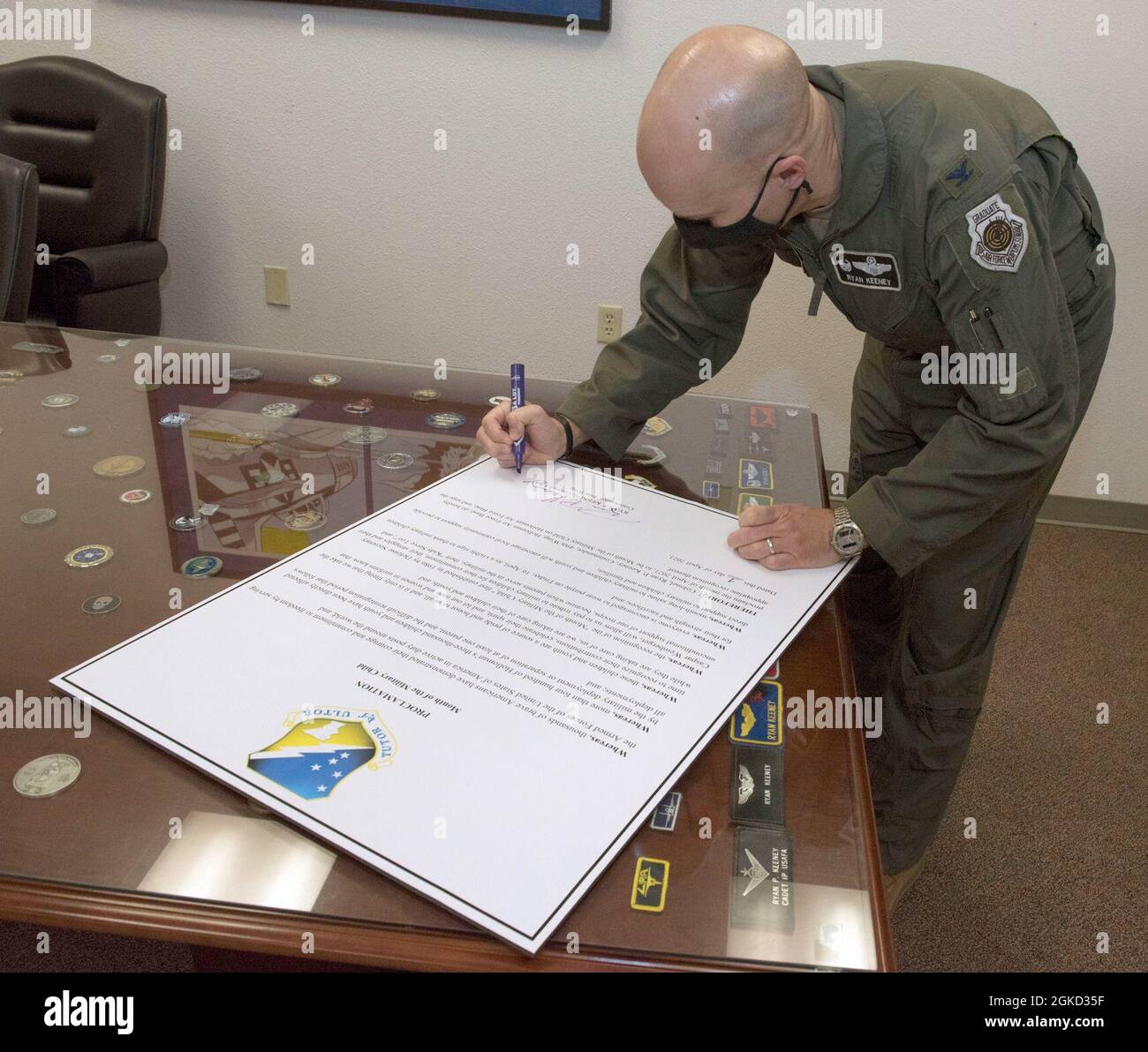 Il col. Ryan Keeney, 49th Wing comandante firma il mese della proclamazione militare del bambino 17 marzo 2021, sulla base dell'aeronautica di Holloman, New Mexico. Aprile è designato come il mese del Bambino militare, celebrando l'importante ruolo che i bambini militari svolgono nel Dipartimento della Difesa. Foto Stock