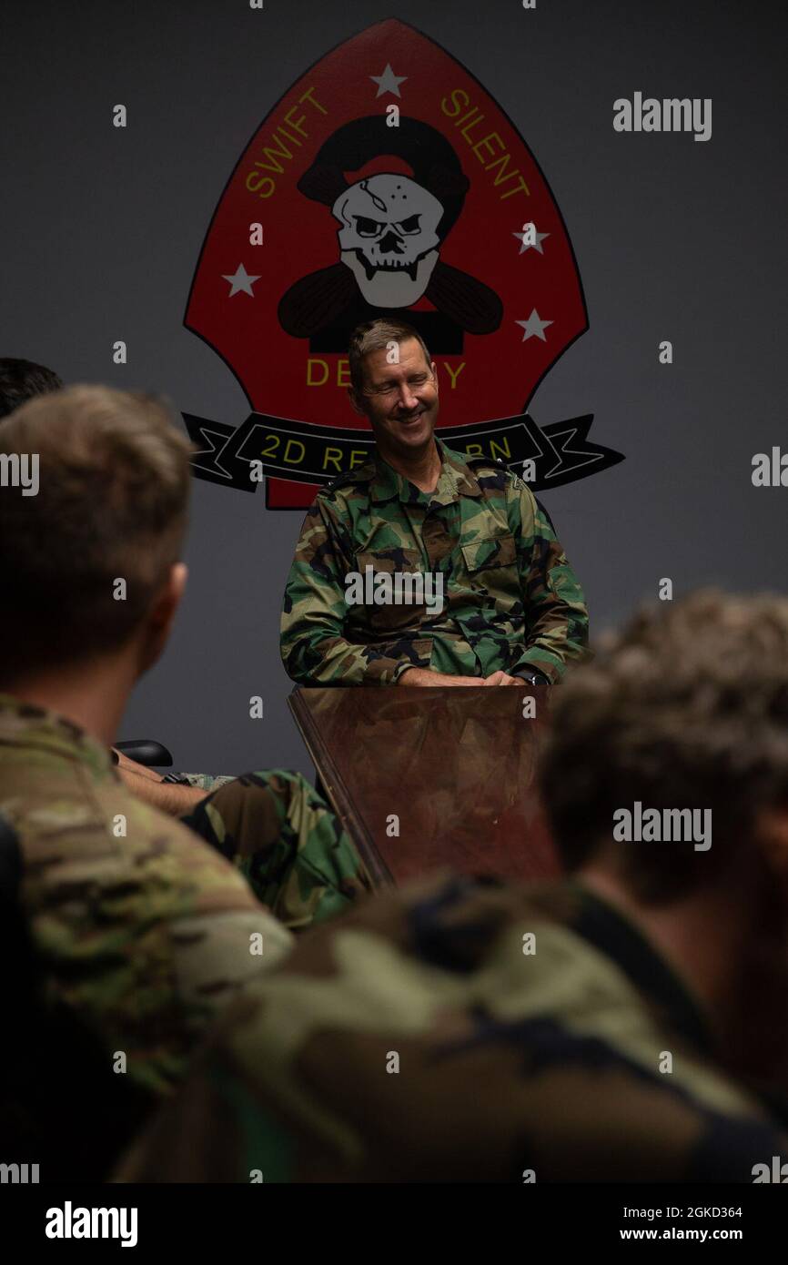 Regno Unito del corpo marino dei Paesi Bassi. Frank Boots, direttore del Caribbean Coastguard olandese e comandante del Component Task Group 4.4 e dei Marines USA con 2d Reconnaissance Battaglione, 2d Marine Division, conversano su diversi argomenti militari su Camp Lejeune, N.C., 17 marzo 2021. La dirigenza marina olandese ha visitato i Marines del 32nd squadrone di Raiding durante l'esercitazione del Guerriero urbano dei Caraibi. L'esercizio è stato progettato per aumentare l'interoperabilità globale tra 2d Reconnaissance Battagion, 2d Marine Division e il 32nd Raiding Squadron, Netherlands Marine Corps. Foto Stock