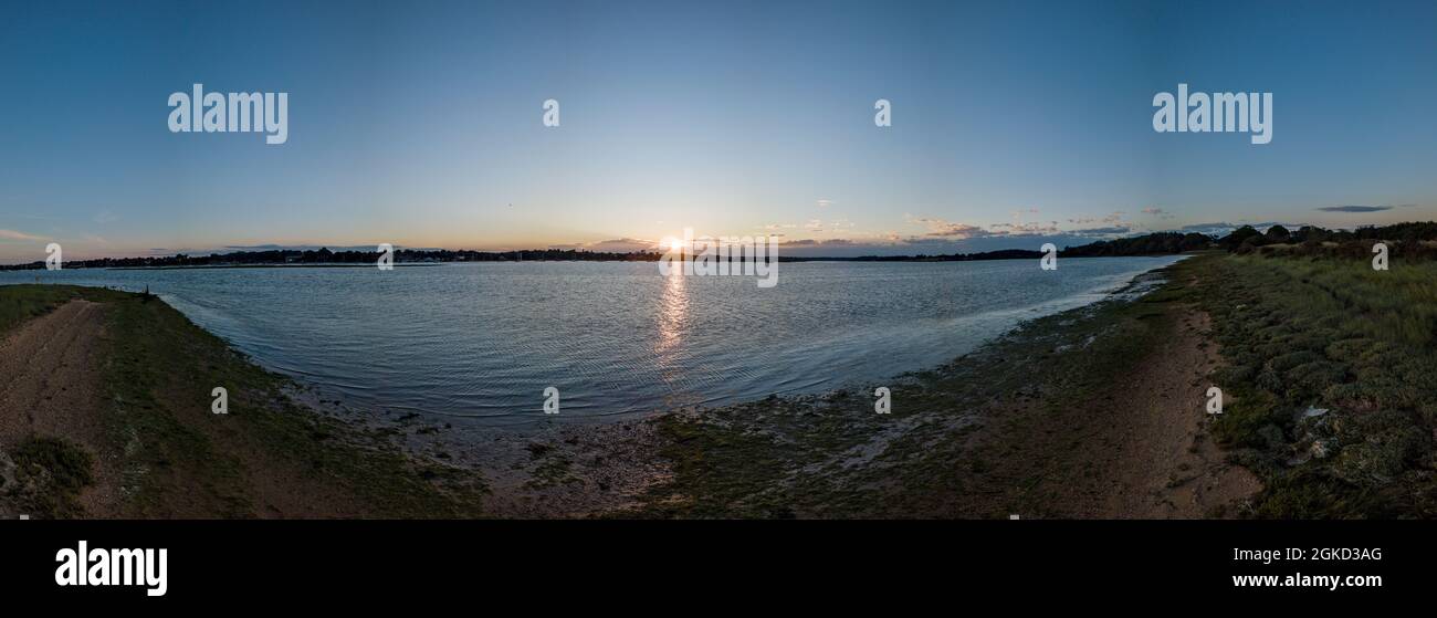 Panoramica aerea di un tramonto sul fiume Deben a Suffolk nel Regno Unito Foto Stock
