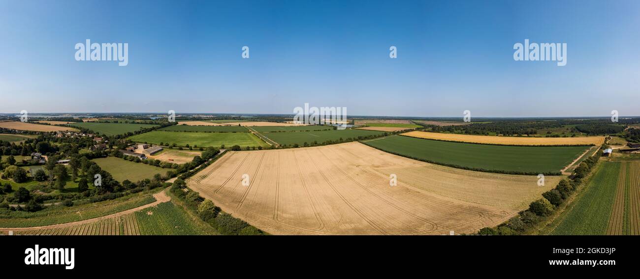 Panoramica aerea della campagna del Suffolk che mostra una vasta gamma di campi agricoli diversi con una gamma di colture diverse in fase di coltivazione Foto Stock