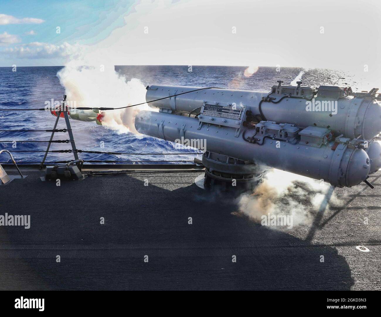 Il cacciatorpediniere missilistico guidato di classe Burke di Arleigh USS Benfold (DDG 65) spara un siluro da sforzo MK46 durante un esercizio di addestramento tattico. Benfold è assegnato alla Task Force 71/Destroyer Squadron (DESRON) 15, il più grande DESRON schierato in avanti della Marina e la principale forza di superficie della 7a flotta statunitense. Foto Stock