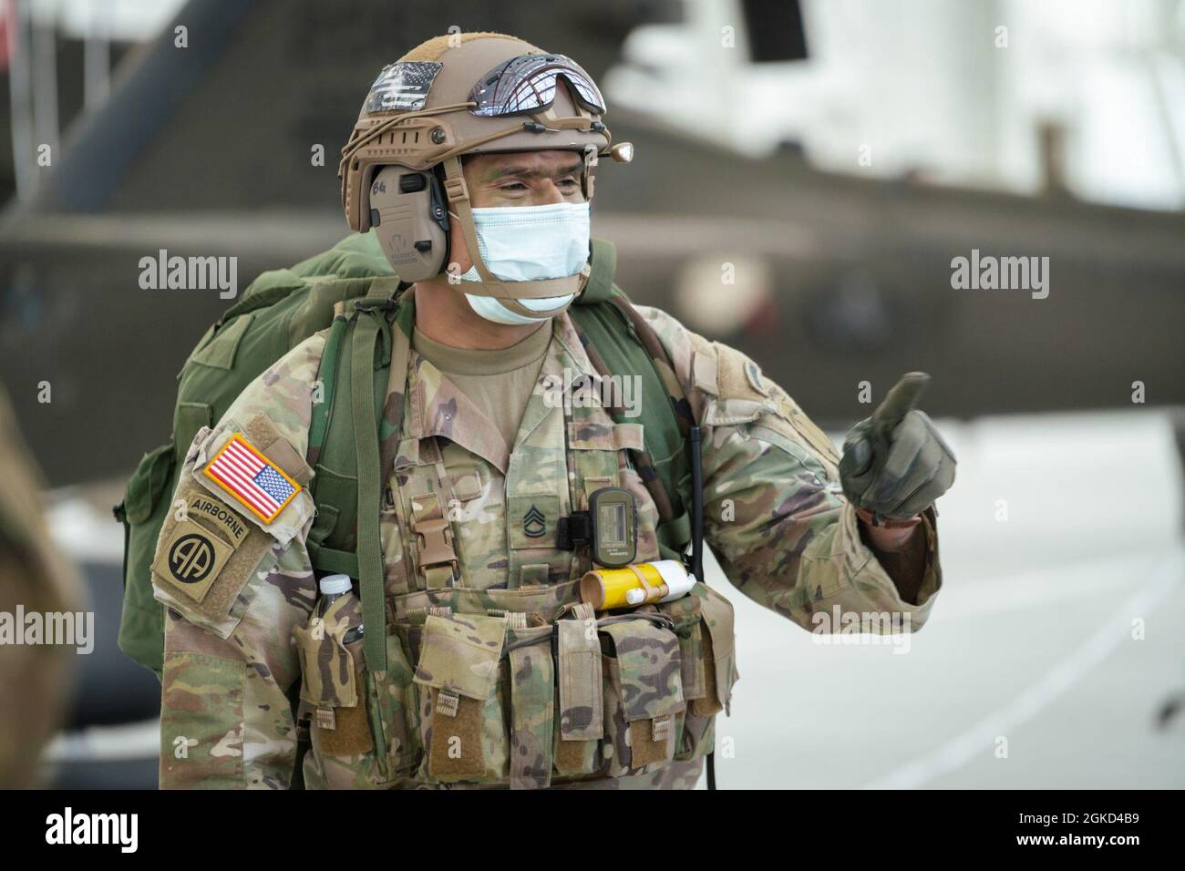 SGT. Prima Classe Billy Garcia, istruttore Ranger, parla con i soldati prima di condurre il movimento aereo durante il Light Leaders Course alla Joint base Lewis-McChord, 17 marzo 2021. Il Light Leaders Course allena i soldati a diventare leader più esperti di fanteria sviluppando i fondamenti delle operazioni di squadra e costruendo le loro capacità di leadership. Durante la formazione, i leader guidano le loro squadre in movimenti tattici di fanteria, navigazione terrestre, pianificazione tattica, esercitazioni di battaglia, pattugliamento, ed esercitazioni di addestramento di campo della squadra. Foto Stock