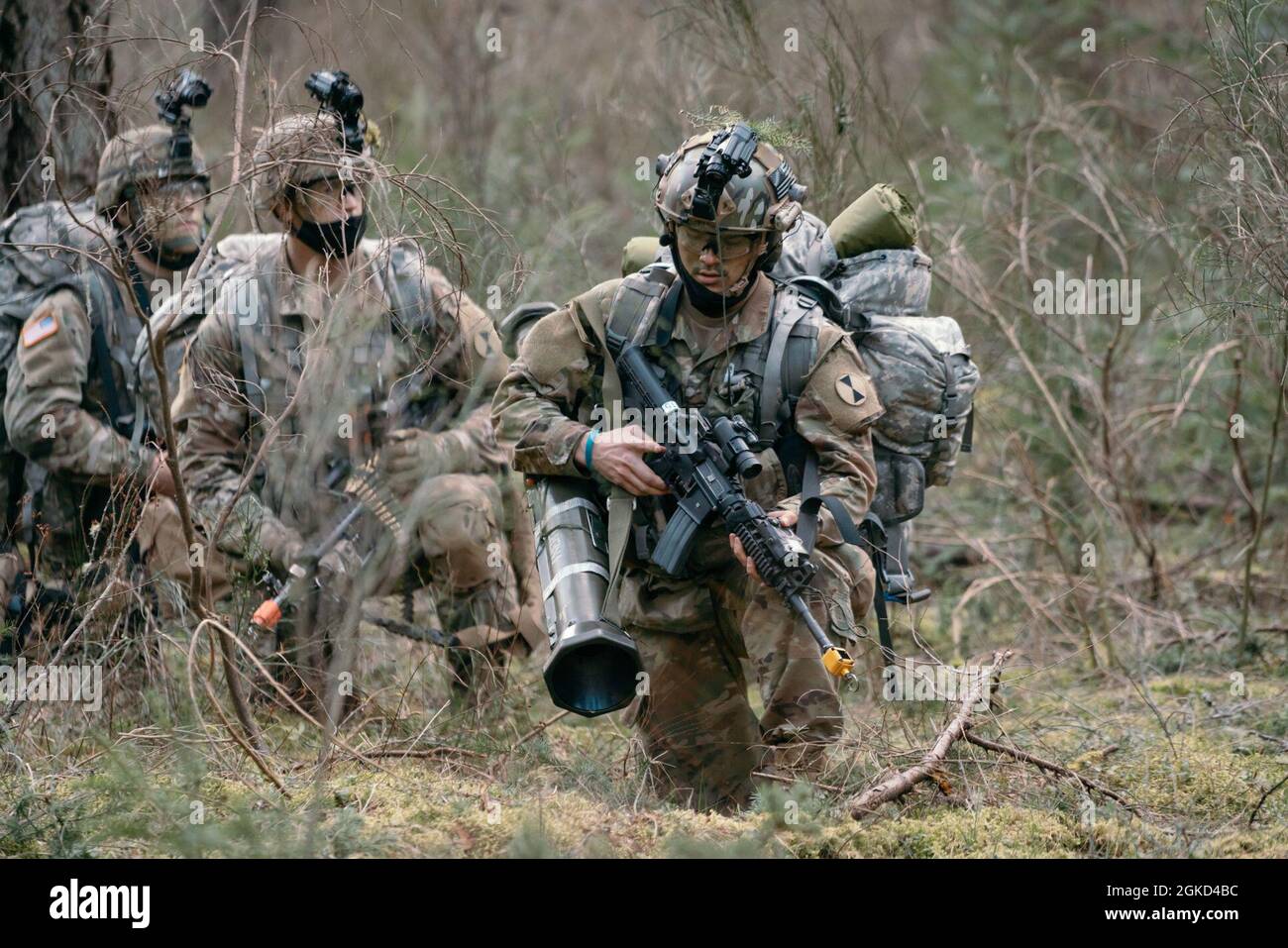 Soldati della Guardia Nazionale dell'Esercito di Washington assegnati al 1° Battaglione, 161° reggimento di fanteria, 81° squadra di combattimento Stryker Brigade condurre il movimento smontato nel corso dei leader della luce alla base congiunta Lewis-McChord, 17 marzo 2021. Il Light Leaders Course allena i soldati a diventare leader più esperti di fanteria sviluppando i fondamenti delle operazioni di squadra e costruendo le loro capacità di leadership. Durante la formazione, i leader guidano le loro squadre in movimenti tattici di fanteria, navigazione terrestre, pianificazione tattica, esercitazioni di battaglia, pattugliamento, ed esercitazioni di addestramento di campo della squadra. Foto Stock