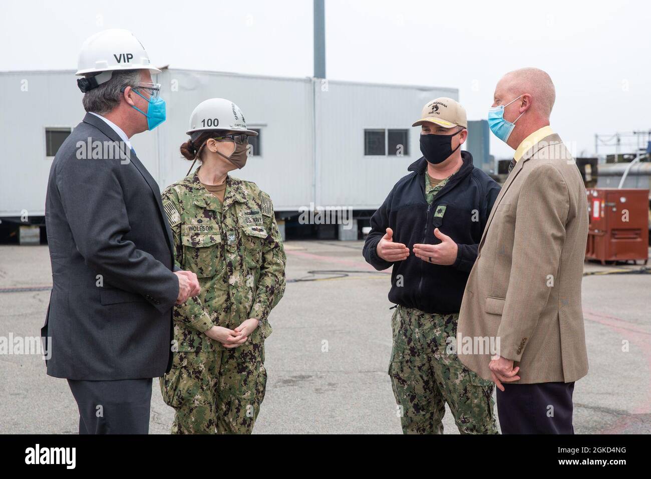 Il segretario della Marina Thomas W. Harker si ferma a Dry Dock 4 durante la sua visita al cantiere navale di Norfolk nel marzo 17. Dry Dock 4 è in fase di ristrutturazione per un valore di 200 milioni di dollari che si estende per quasi tre anni nell'ambito del programma SIOP (Shipyard Infrastructure Optimization Program), che modernizza i cantieri navali pubblici della nazione. Il Segretario Harker ha fatto un tour in NNSY nell'ambito di una visita nella regione del Mid-Atlantic. Foto Stock