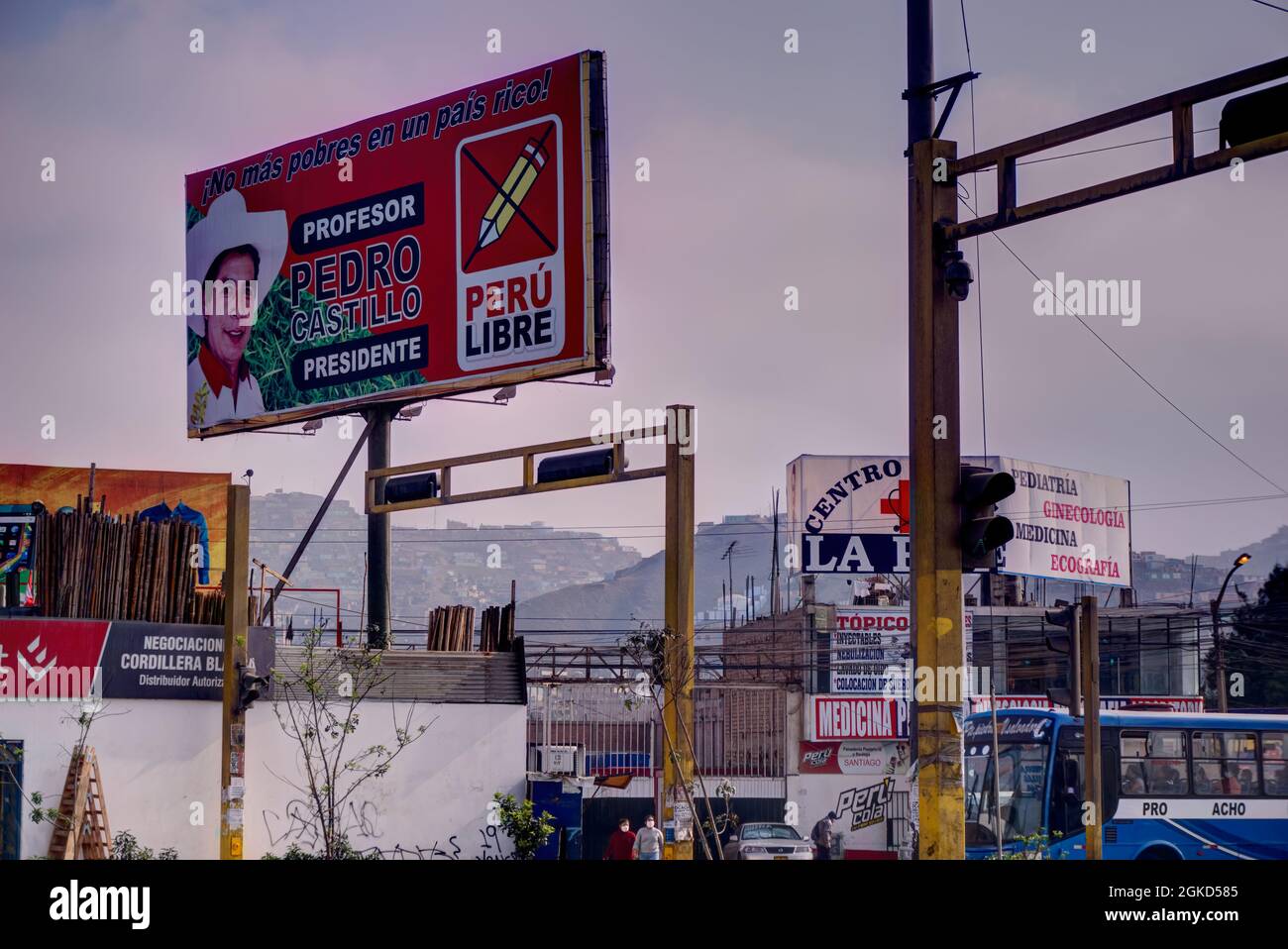 Lima, Perù - 27 luglio 2021: Billboard per Pedro Castillo in cerca di voti prima delle elezioni Foto Stock