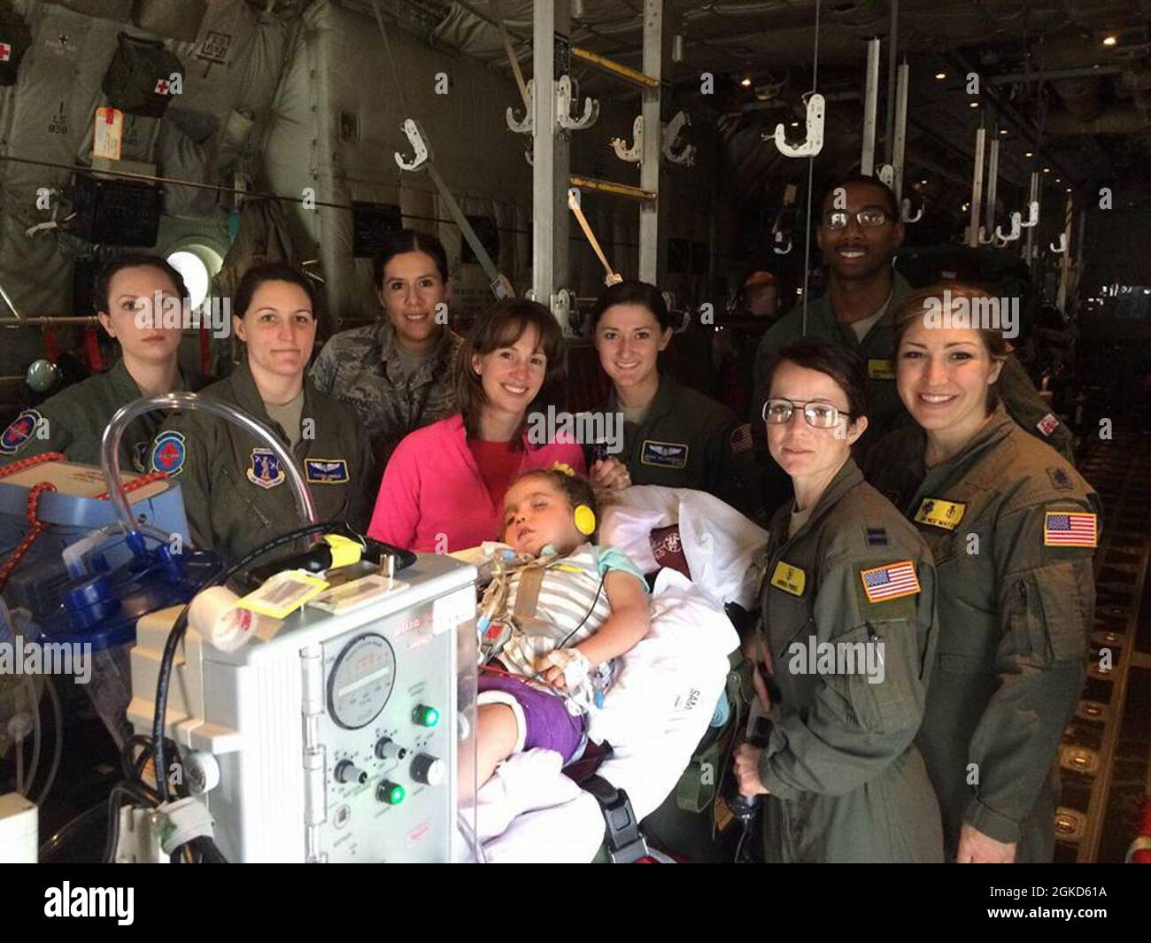 Tawny Shaffer e sua figlia, Teagan, sono raffigurati con un equipaggio di Air Force medevac. Teagan ha affrontato anni di ospedalizzazioni e interventi chirurgici dopo essere nato con un'ernia diaframmatica congenita e poi contrarre un virus respiratorio potenzialmente letale. FOTO DI CONTRIBUTO Foto Stock