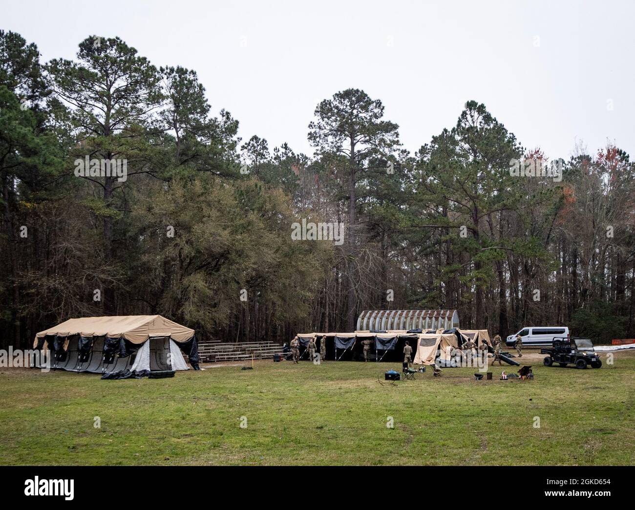 Gli aerei dell'aeronautica degli Stati Uniti assegnati al primo Squadron della macchina fotografica di combattimento rompono le tende durante l'obiettivo di Scorpion di esercitazione alla base congiunta Charleston, Carolina del Sud, 18 marzo 2021. L'obiettivo di Scorpion di esercitazione è una capacità annuale di sopravvivere ed operare l'esercitazione di addestramento obbligatoria dagli standard di qualificazione di lavoro della macchina fotografica di combattimento dell'aeronautica. Foto Stock