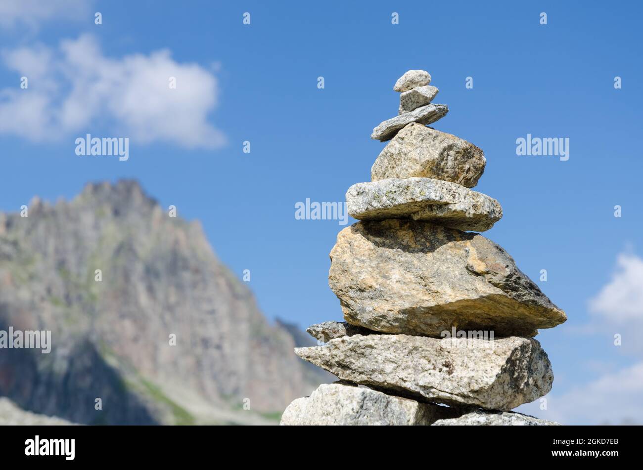 Cumulo di rocce e ciottoli che simboleggiano equilibrio e stabilità lungo un sentiero escursionistico con catena montuosa nelle alpi svizzere, in Svizzera, CH, in Europa Foto Stock