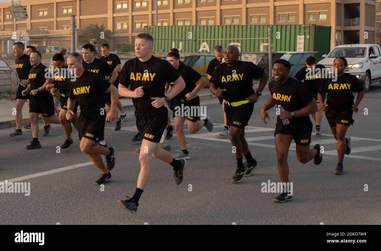 I soldati dell'esercito degli Stati Uniti iniziano la corsa di 2 miglia, l'ultimo evento per il test di idoneità di combattimento dell'esercito, 19 marzo 2021, Camp Arifjan Kuwait. L'evento di funzionamento misura la resistenza aerobica, necessaria per eseguire operazioni continue e movimenti del terreno a piedi. Foto Stock