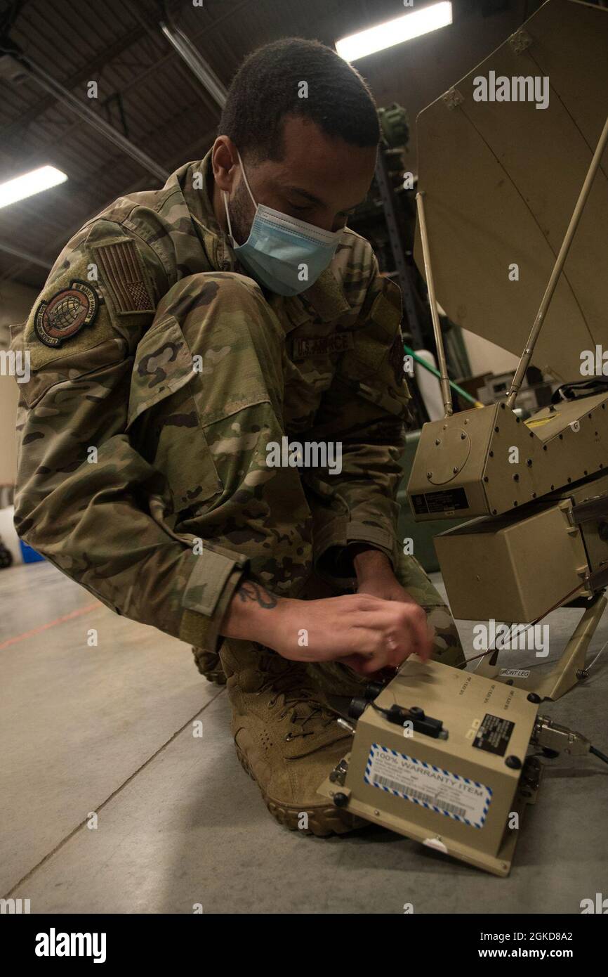 U.S. Air Force staff Sgt. Malcolm Henry, un Supervisore dei sistemi di trasmissione a radiofrequenza (RF) assegnato al 509o Squadrone di comunicazione, ha istituito un comunicatore di trasmissione satellitare alla base dell'aeronautica militare Whiteman, Missouri, 18 marzo 2021. Il personale dei sistemi di trasmissione RF implementa, sostiene, ricerca guasti e ripara le frequenze radio standard wireless, line-of-sight, Beyond line-of-sight, wideband, Ground-Based satellite, dispositivi di trasmissione della crittografia e sistemi di rilevamento delle intrusioni in ambienti fissi e implementati. Foto Stock