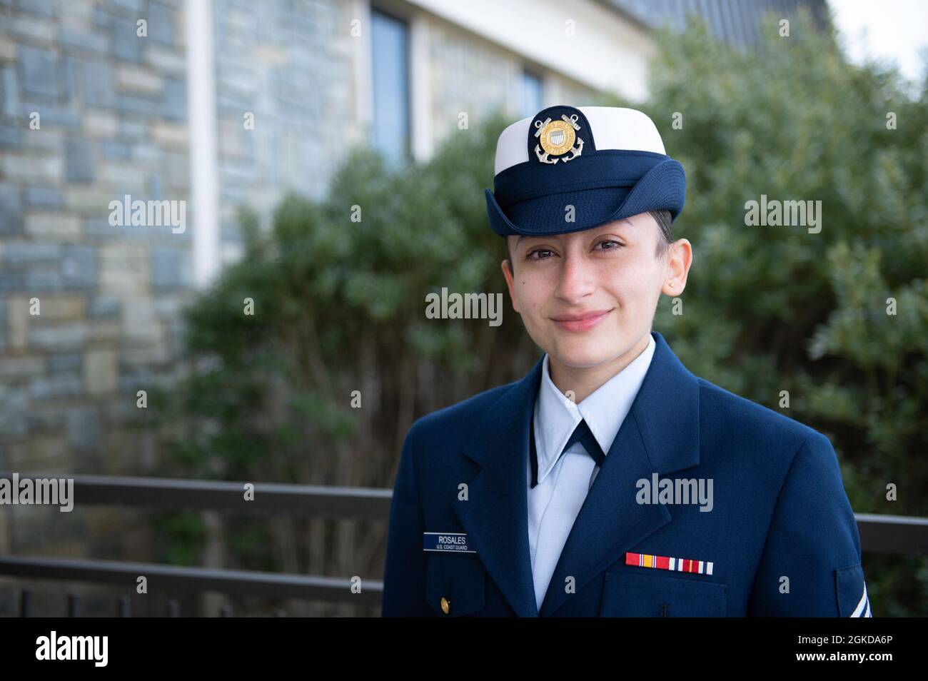 Seaman Jocelyn Rosales è selezionato come il Graduate d'onore per la società di reclutamento Delta-200 come essi completare la formazione di base al centro di addestramento della Guardia Costiera degli Stati Uniti Cape May, N.J., 19 marzo 2021. L'obiettivo della Guardia Costiera è quello di fornire alle persone giuste, con le competenze e l'esperienza giuste, al posto giusto, al momento giusto per compiere le nostre missioni, sviluppando continuamente la nostra forza lavoro attraverso una leadership superba. Foto Stock