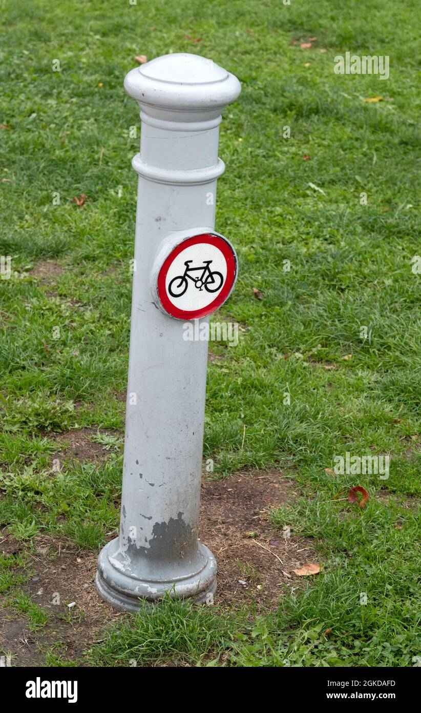 Cerchio rosso contenente un ciclista che proibisce ai ciclisti di viaggiare lungo un percorso a Old Deer Park, Richmond-upon-Thames Foto Stock