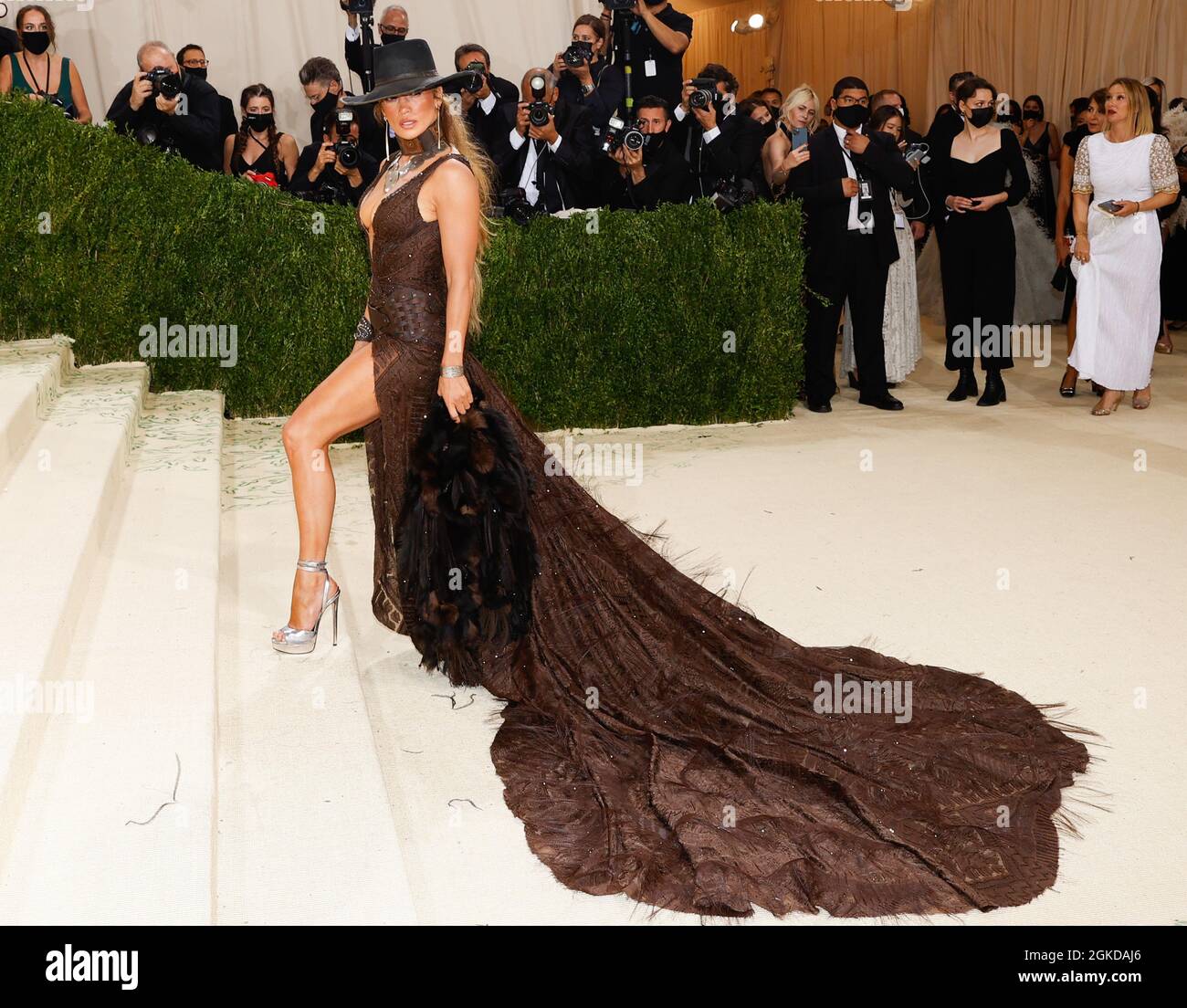 New York, Stati Uniti. 13 settembre 2021. Jennifer Lopez arriva per il Met Gala al Metropolitan Museum of Art celebrando l'apertura di in America: Un Lessico di Moda a New York City lunedì 13 settembre 2021. Foto di John Angelillo/UPI Credit: UPI/Alamy Live News Foto Stock