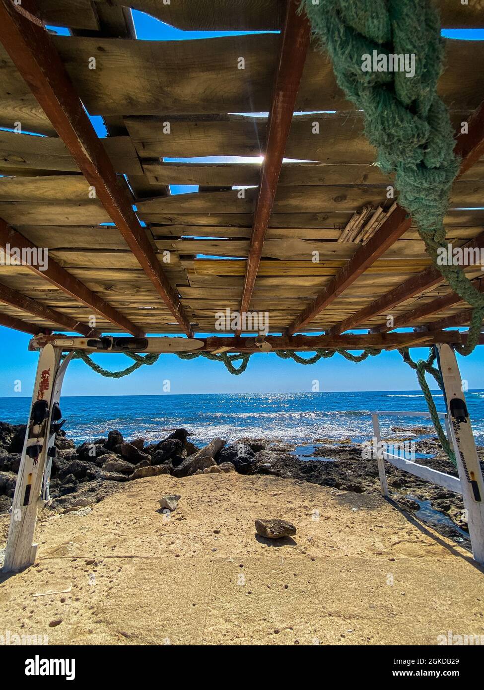 Surf in mare, onde blu del mare Mediterraneo a Cipro. Spiaggia di pietra rocciosa. Giorno d'estate. Paradiso di sole. Giornate di sole. Vista sulla spiaggia di Foto Stock