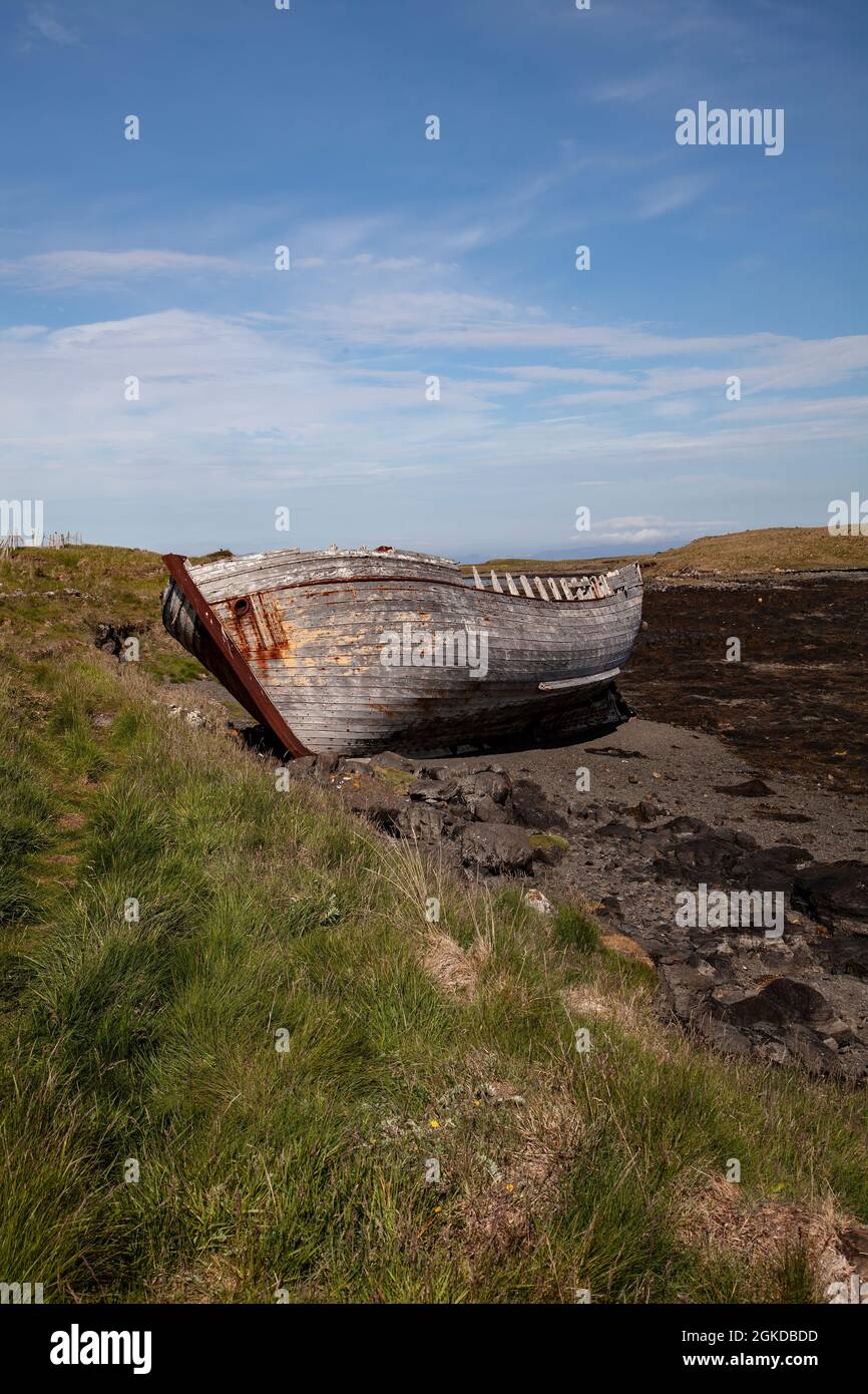 La barca di legno “Gísli Magnússon SH 101”, trascurata e decadente, si è trascinata sulla sabbia e abbandonata sull’isola di Gryluvogur Beach Flatey in Islanda Foto Stock