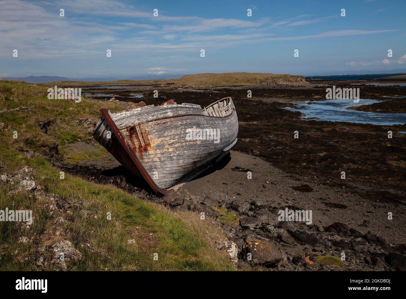 La barca di legno “Gísli Magnússon SH 101”, trascurata e decadente, si è trascinata sulla sabbia e abbandonata sull’isola di Gryluvogur Beach Flatey in Islanda Foto Stock