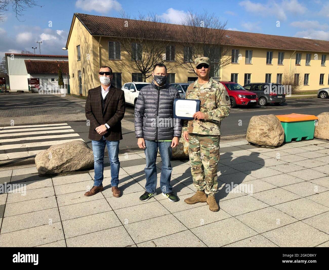 WIESBADEN, Germania -- John Parr, specialista di tecnologia dell'informazione, riceve il suo certificato dal col. Mario Washington, comandante della guarnigione, comando Sgt. Christopher Truchon e Scott Mowry, vice comandante della guarnigione, per l'eccellente servizio clienti presso la US Army Garrison Wiesbaden 19 marzo 2021. Foto Stock