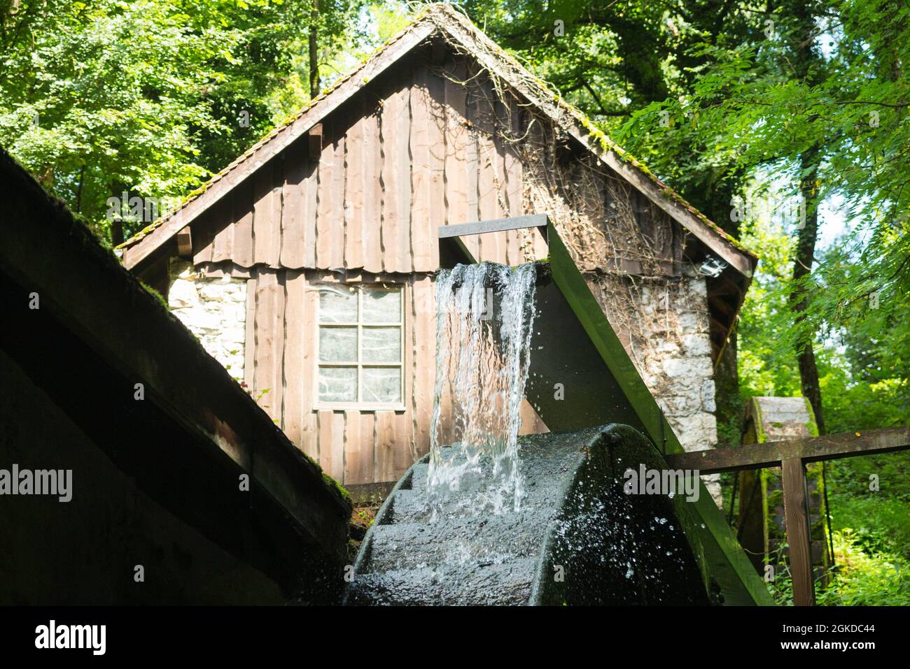 Ruota d'acqua di legno fuori il Moulin de Chanaz dove macinare le noci di  macinazione prima di pressarle / compressione per estrarre l'olio di noci -  ha luogo. Mulino ad acqua in Francia. (127 Foto stock - Alamy