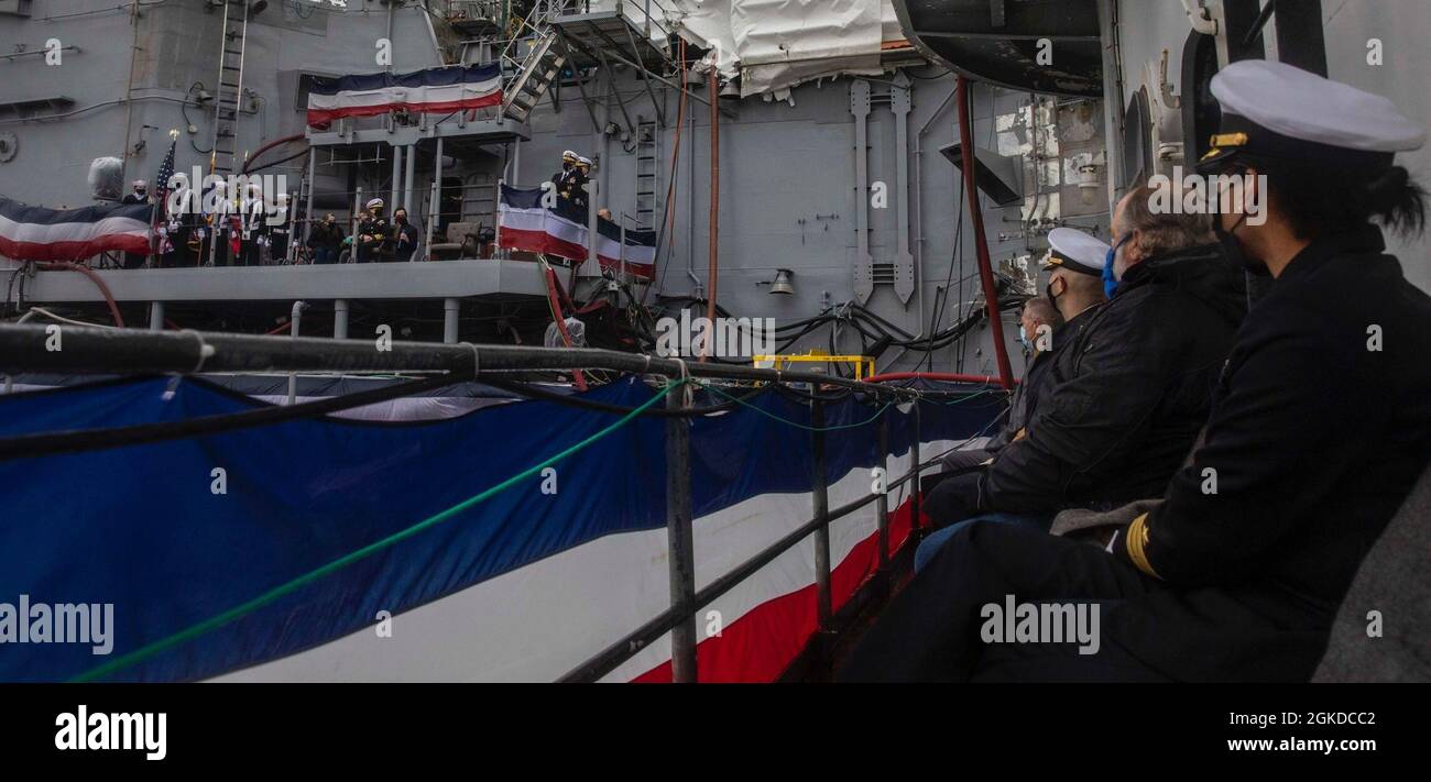 Il Capt. Corey Keniston ha tenuto un discorso sull'incrociatore missilistico guidato USS Gettysburg (CG 64) durante una cerimonia di cambio di comando. Foto Stock