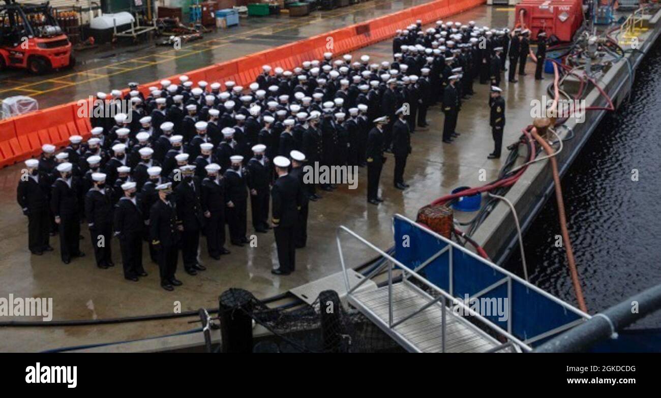 I marinai assegnati all'incrociatore missilistico guidato USS Gettysburg (CG 64) stanno in formazione durante una cerimonia di cambio di comando. Foto Stock
