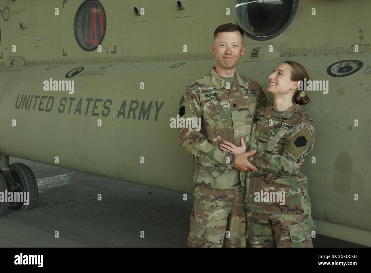 CPL. Ashley Hhibbler e suo marito, SPC. Kyle Hibbler, sono schierati in Medio Oriente con la 28 ° Expeditionary Combat Aviation Brigade e sono stati lontano dal loro figlio dal luglio 2020. Foto Stock