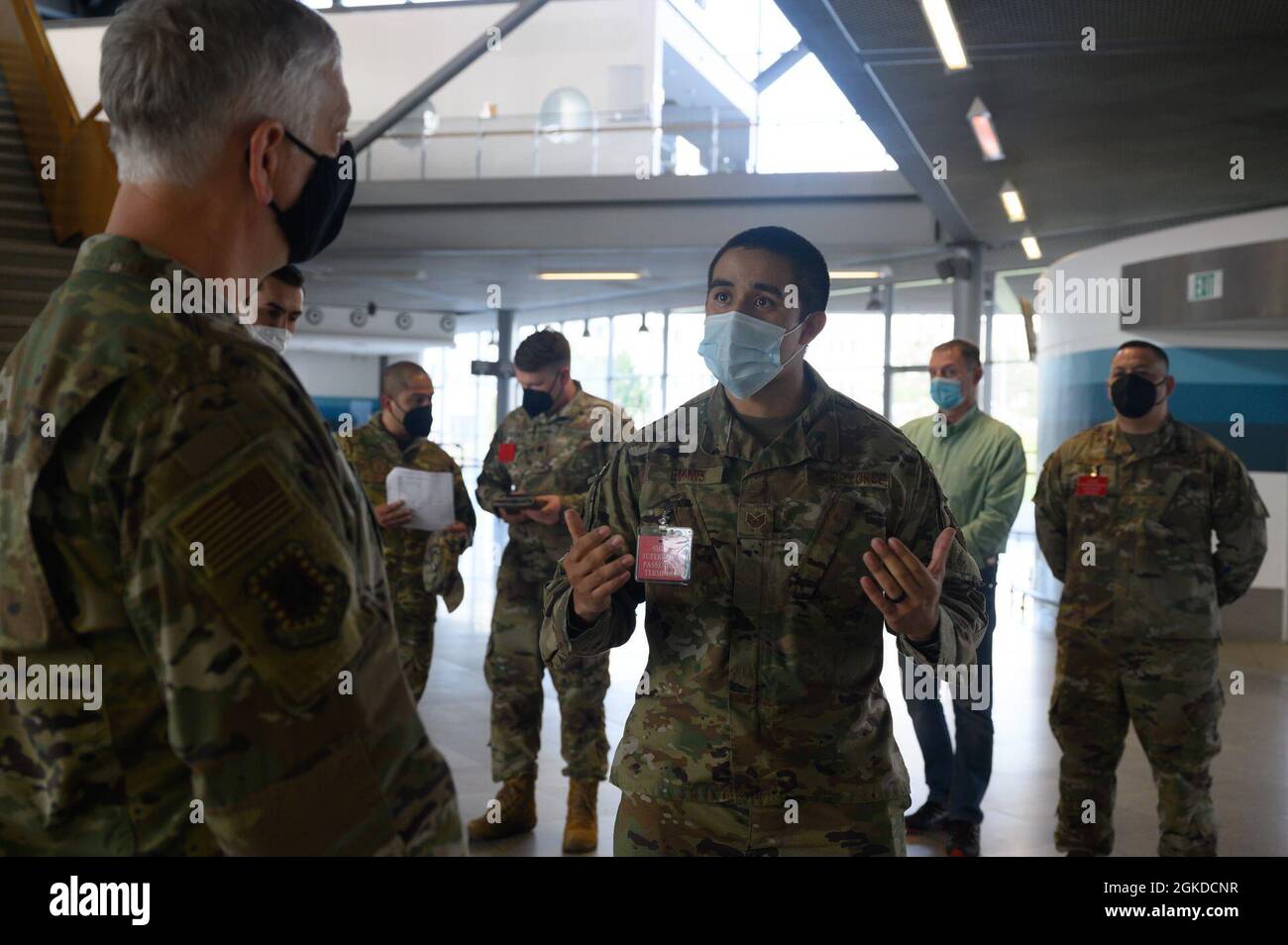 U.S. Air Force staff Sgt. Sean Evans, 721st Aerial Port Squadron Passenger Services Supervisor, Right, discute le operazioni del terminal passeggeri con il Major. Gen. Mark Camerer, comandante del centro di spedizione dell'aeronautica statunitense, alla base aerea di Ramstein, Germania, 19 marzo 2021. Evans ha informato Camerer sulle varie missioni e i risultati del terminal passeggeri di Ramstein. L'USAF Expeditionary Center è il centro di eccellenza dell'aviazione militare per un supporto agile e rapido ai combattimenti e alla formazione globale. Foto Stock