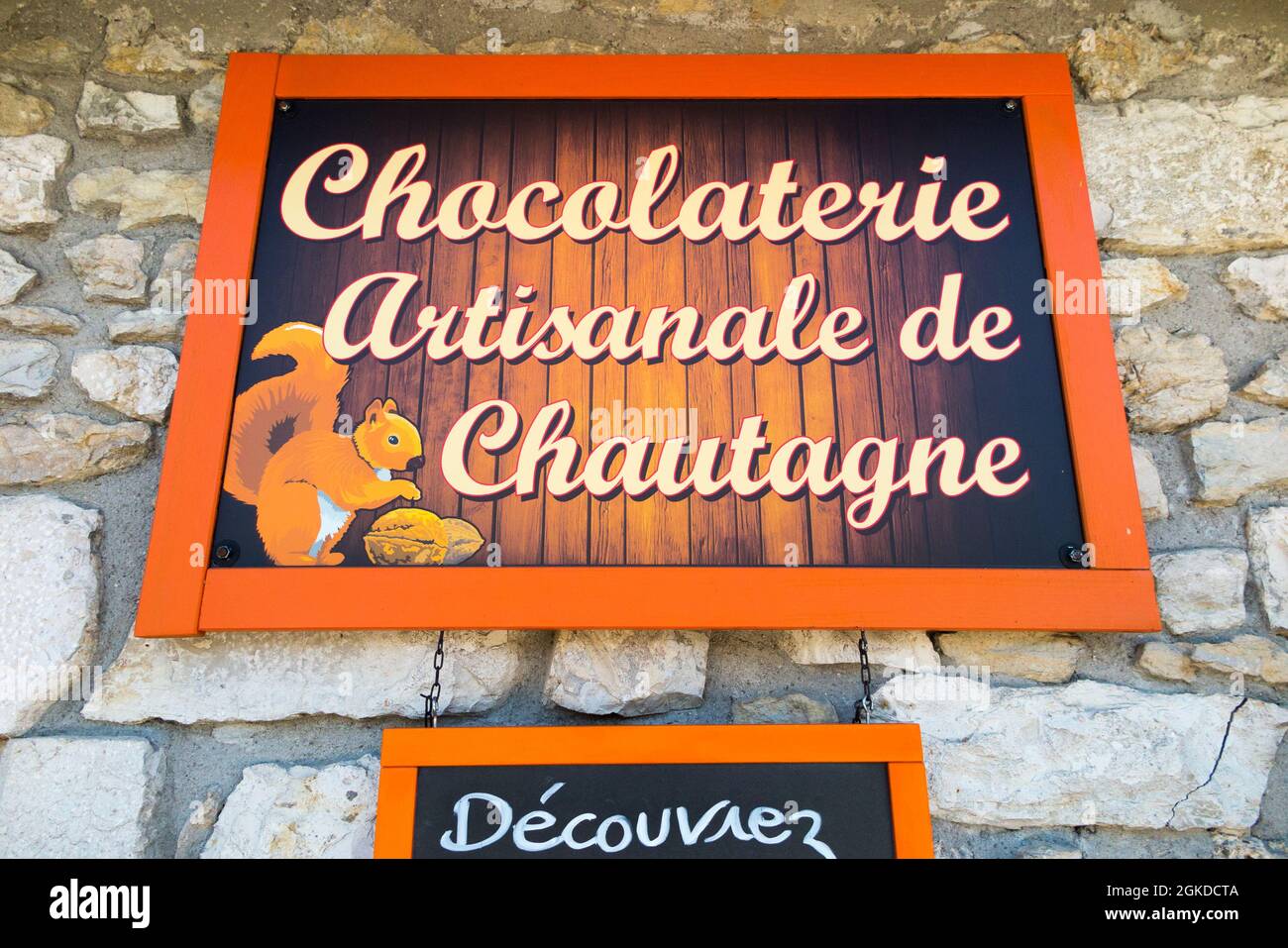 Cartello / segnaletica presso un negozio di cioccolato / cioccolateria a Chanaz; comune francese nel dipartimento della Savoia sud-est della Francia. (127) Foto Stock