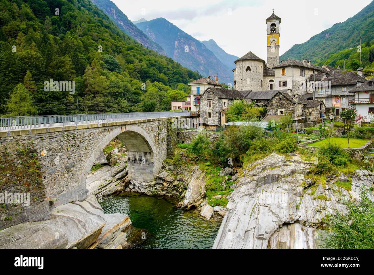 Incantevole centro storico di Lavertezzo, nella valle alpina della Verzasca, Canton Ticino, Svizzera. Foto Stock