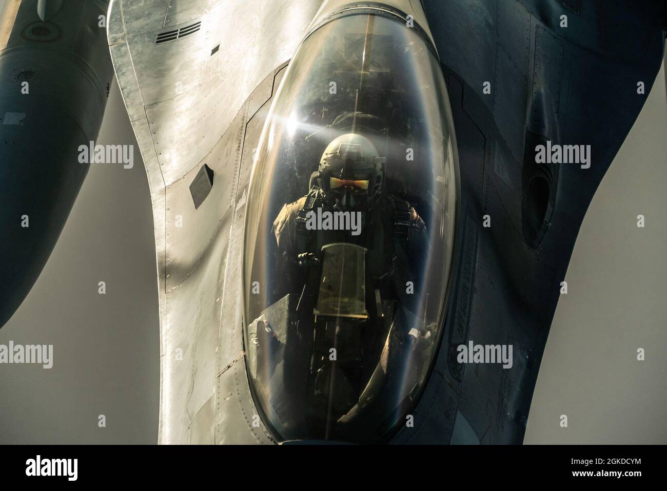 Un pilota dell'aeronautica statunitense F-16 Fighting Falcon manovra l'aeromobile per ricevere carburante da un aereo Stratotanker KC-135, assegnato al 340esimo aereo Expeditionary che si rifornisce di Squadron, partecipando all'esercizio 21 della guerra del Mare Arabico del Golfo, 19 marzo 2021. Il GASWEX 21 è un esercizio marittimo multilaterale nel Mar Arabico e nel Golfo dell'Oman, con la Francia, il Belgio, il Giappone e gli Stati Uniti, che offre un'opportunità unica per le forze partecipanti per migliorare l'interoperabilità e le capacità reciproche in materia di sicurezza marittima, lotta antiaerea, lotta anti-superficie e anti-sub Foto Stock