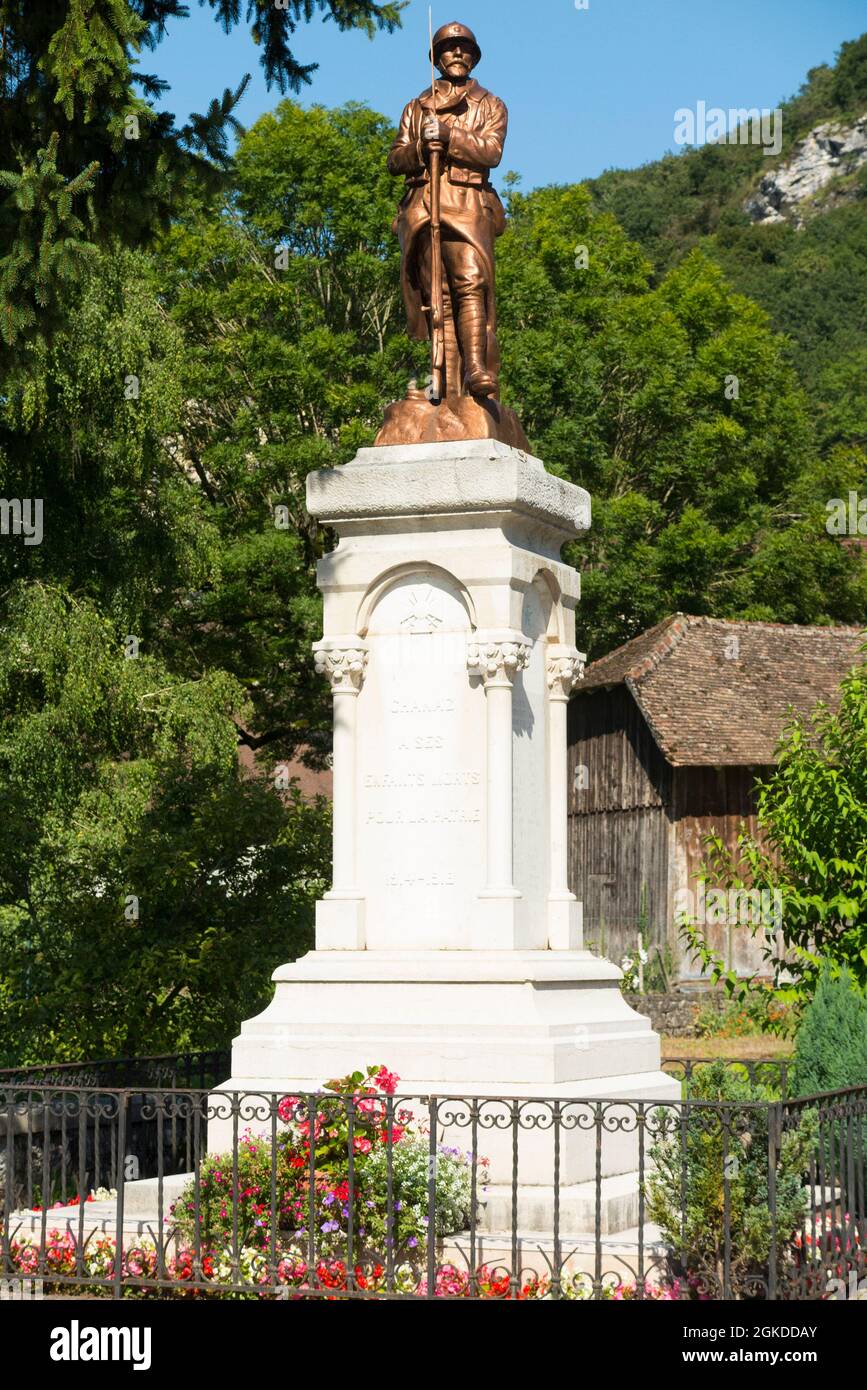 Primo monumento commemorativo della guerra mondiale con una statua di un soldato con un fucile, a Chanaz, Savoia, Francia. (127) Foto Stock