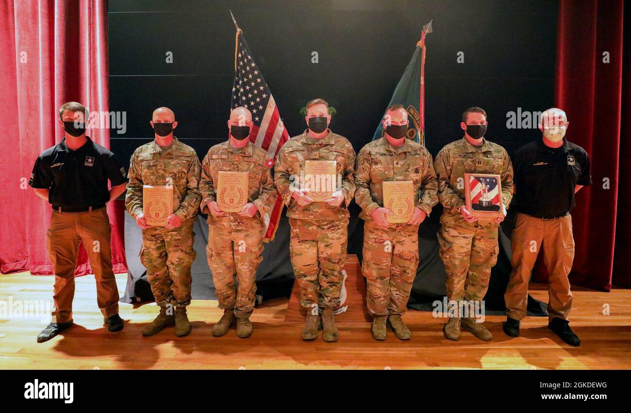 Team Arkansas Alpha, composto da Master Sgt. Matthew Smith, tecnico. SGT. Ryan Weng, allenatore, tecnico. SGT. Scotty Daniel, staff Sgt. John Staats e il Capt. Garrett Miller, hanno ricevuto i loro premi per aver piazzato il primo nel Pistol Team Championships al 2021 U.S. Army “All Army” Small Arms Championships a Fort Benning, Georgia, dal 14 al 20 marzo 2021. Il team ha ricevuto anche altri due premi. Le squadre e gli individui della Guardia Nazionale hanno portato a casa 23 dei possibili 31 premi di alto livello, tra cui il primo posto in nove delle 11 categorie. Foto Stock