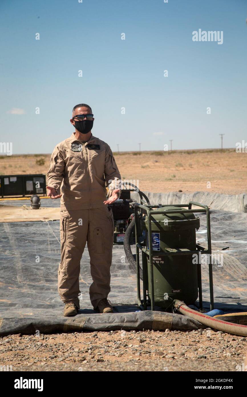 U.S. Marine Corps Master Sgt. Jesus Granados, un coordinatore Forward Arming and Refeling Point (FARP), con armi e tattiche per aviazione marina Squadron One (MAWTS-1), istruisce una classe FARP, durante il corso Weapons and Tactics Instructor (WTI) 2-21, presso Auxiliary Airfield II, vicino Yuma, Ariz. 20 marzo 2021. WTI è un evento di formazione di sette settimane ospitato da MAWTS-1, che fornisce formazione tattica avanzata di standardizzazione e certificazione delle qualifiche degli istruttori di unità per supportare la formazione e la preparazione dell'aviazione marina e assistere nello sviluppo e nell'impiego di armi e tattiche per l'aviazione. Foto Stock