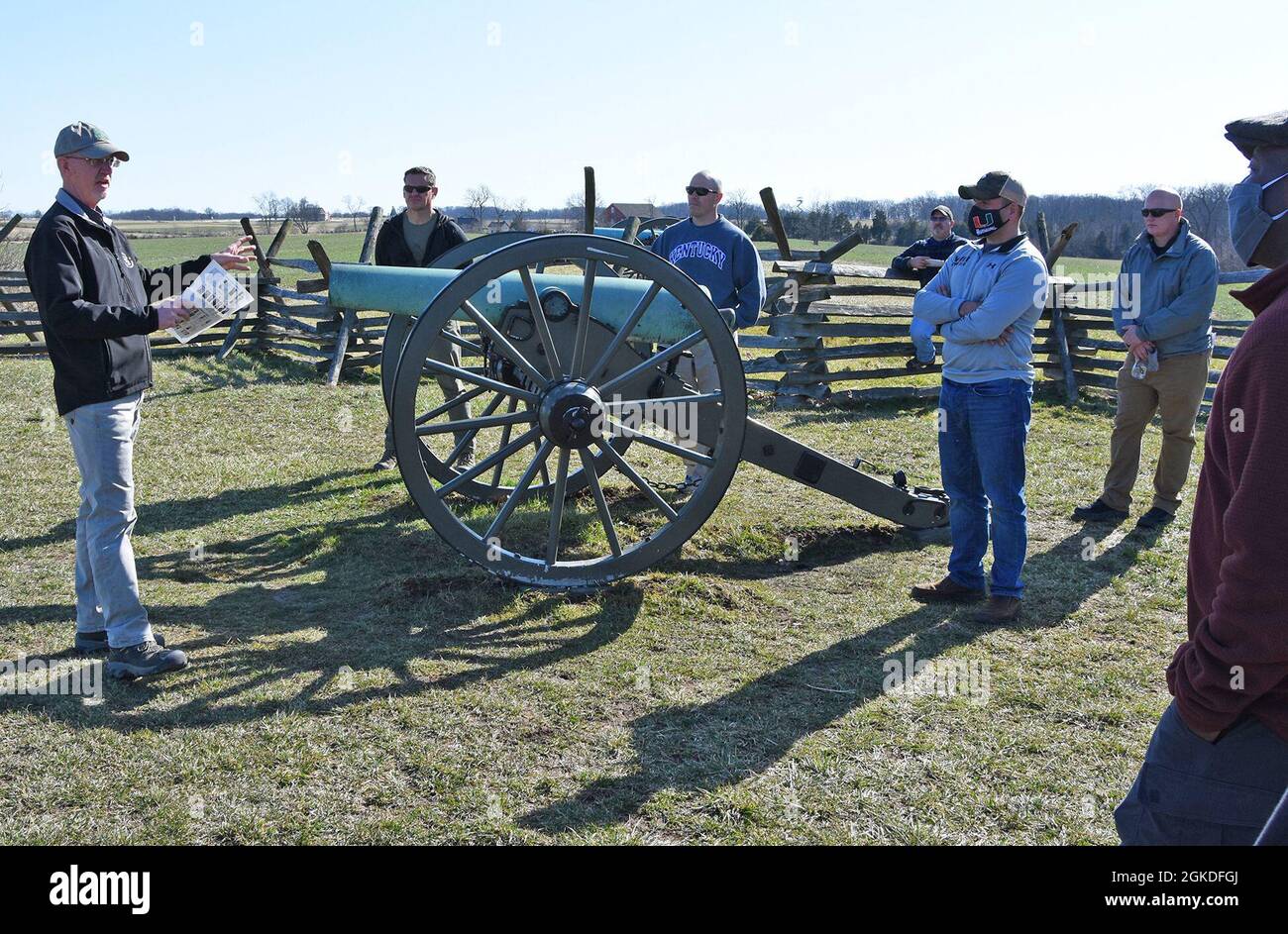 GETTYSBURG, Penn. - David Dworak, U.S. Army War College, guida il primo corso di leader nominativi in persona dal COVID-19 e classi virtuali, in un giro del personale attraverso il famoso campo di battaglia della Guerra civile. Foto Stock