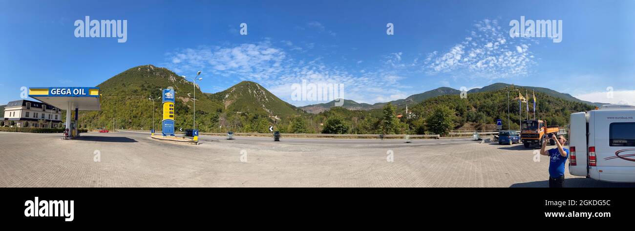 Albania, Tirana - 5 settembre 2021: Distributore di benzina Gega Oil sulla strada di montagna per Tirana Foto Stock