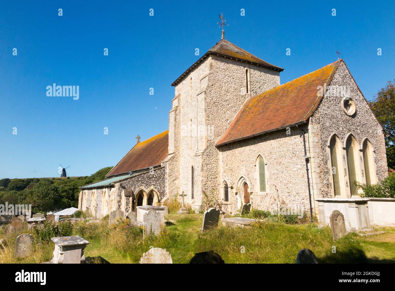 Vista su Rottingdean verso Beacon Mill (nuovo Mulino) sulla collina, visto dal cimitero della Chiesa di San Margarets. Rottingdean, Regno Unito (127) Foto Stock