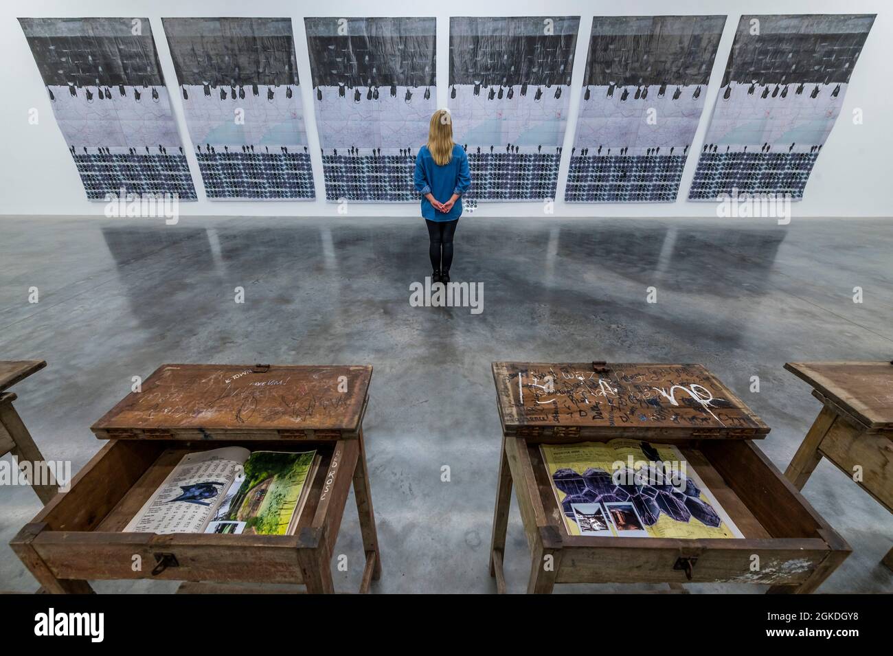 Londra, Regno Unito. 14 settembre 2021. Opere create utilizzando documenti governativi scartati -la mostra di Ibrahim Mahama 'Lazarus' al White Cube Bermondsey. La mostra è il risultato di mesi di ricerca a Nkrumah Volini nel nord del Ghana, un silo di cemento abbandonato che ospita una grande colonia di pipistrelli, che Mahama ha recentemente riproposto in un centro culturale. Credit: Guy Bell/Alamy Live News Foto Stock