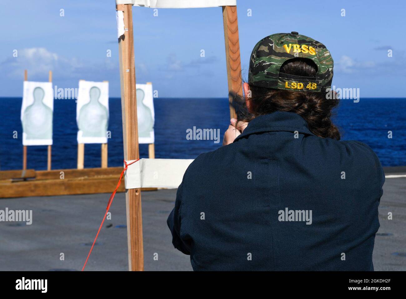 210322-N-UM706-1222 MARE DELLE FILIPPINE (22 marzo 2021) Specialista operazioni Sierra Juliano di terza classe, da Circle, Month., spara una pistola M9 durante un piccolo sparo di armi a bordo della nave di sbarco anfibio classe Whidbey Island USS Ashland (LSD 48). Ashland è temporaneamente assegnata alla Task Force 71/Destroyer Squadron (DESRON) 15, la più grande DESRON dispiegata in avanti della Marina e la principale forza di superficie della 7a flotta statunitense. Foto Stock