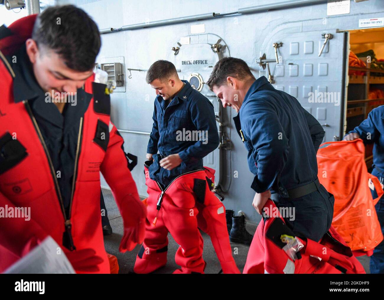 OCEANO ATLANTICO (Mar. 22, 2021) i velisti del dipartimento del ponte provano su tute da immersione SOLAS durante una perforazione di nave abbandonata a bordo della base del mare di Expeditionary USS Hershel “Woody” Williams (ESB 4) Oceano Atlantico, 22 marzo 2021. Hershel “Woody” Williams opera nella Sixth Fleet statunitense per condurre una formazione di interoperabilità e costruire partnership strategiche con i partner africani. Foto Stock