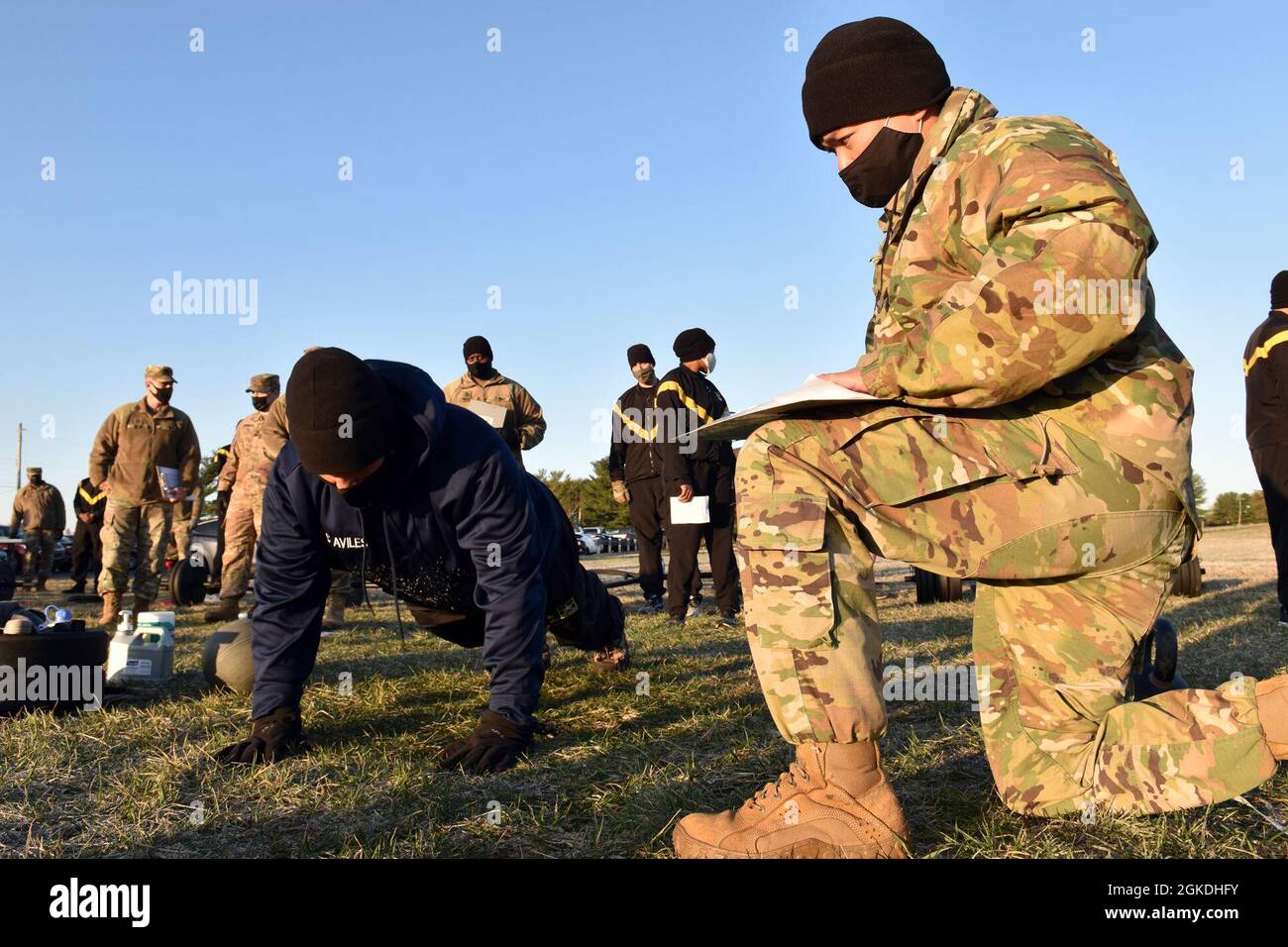 SGT. Aviles, formazione operativa NCO, Headquarters and Headquarters Detachment, 174th “Patriot” Infantry Brigade, esegue la mano rilascio Push-Up – Arm Extension (HRP) durante il test di idoneità al combattimento dell'esercito (ACFT) presso la Joint base McGuire-Dix-Lakehurst, N.J., il 22 marzo 2021. Foto Stock