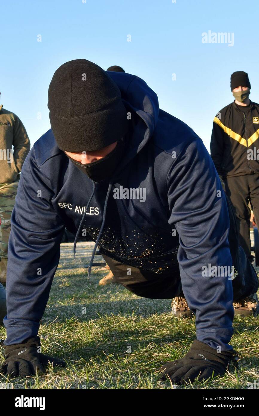 SGT. Aviles, formazione operativa NCO, Headquarters and Headquarters Detachment, 174th “Patriot” Infantry Brigade, esegue la mano rilascio Push-Up – Arm Extension (HRP) durante il test di idoneità al combattimento dell'esercito (ACFT) presso la Joint base McGuire-Dix-Lakehurst, N.J., il 22 marzo 2021. Foto Stock